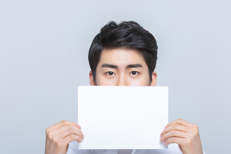 象征负面评论和网络批评, 强调社交媒体对心理健康的潜在影响, 以及在线虐待的普遍性.