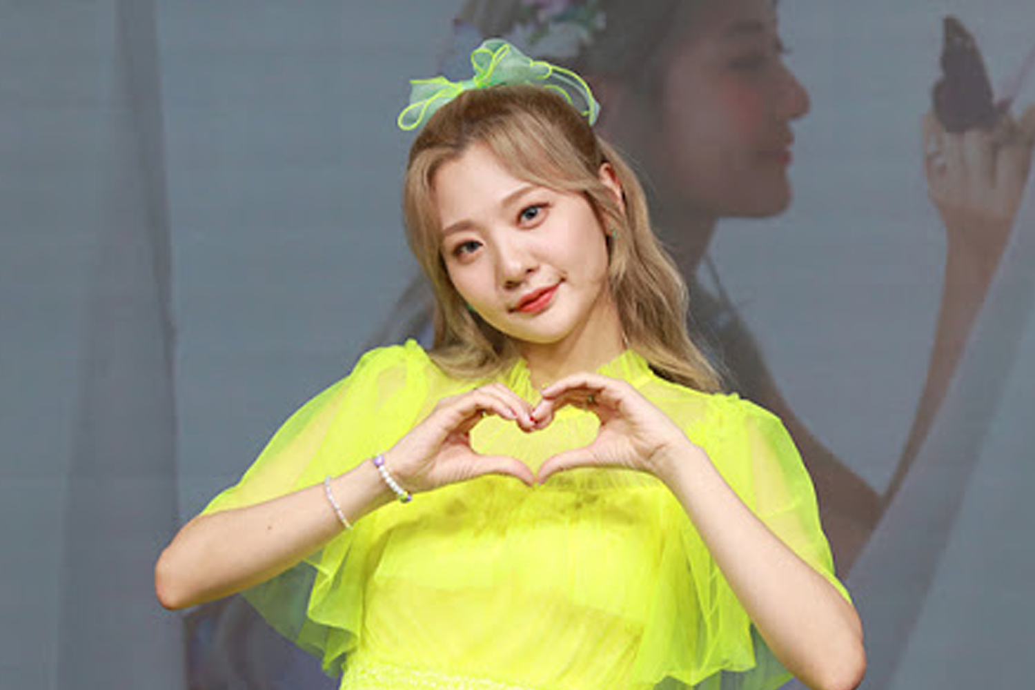 K-pop组合的成员, 用爱心手势展示对歌迷的感谢, 但是在舞台背后,他们可能面临心理健康的挑战.