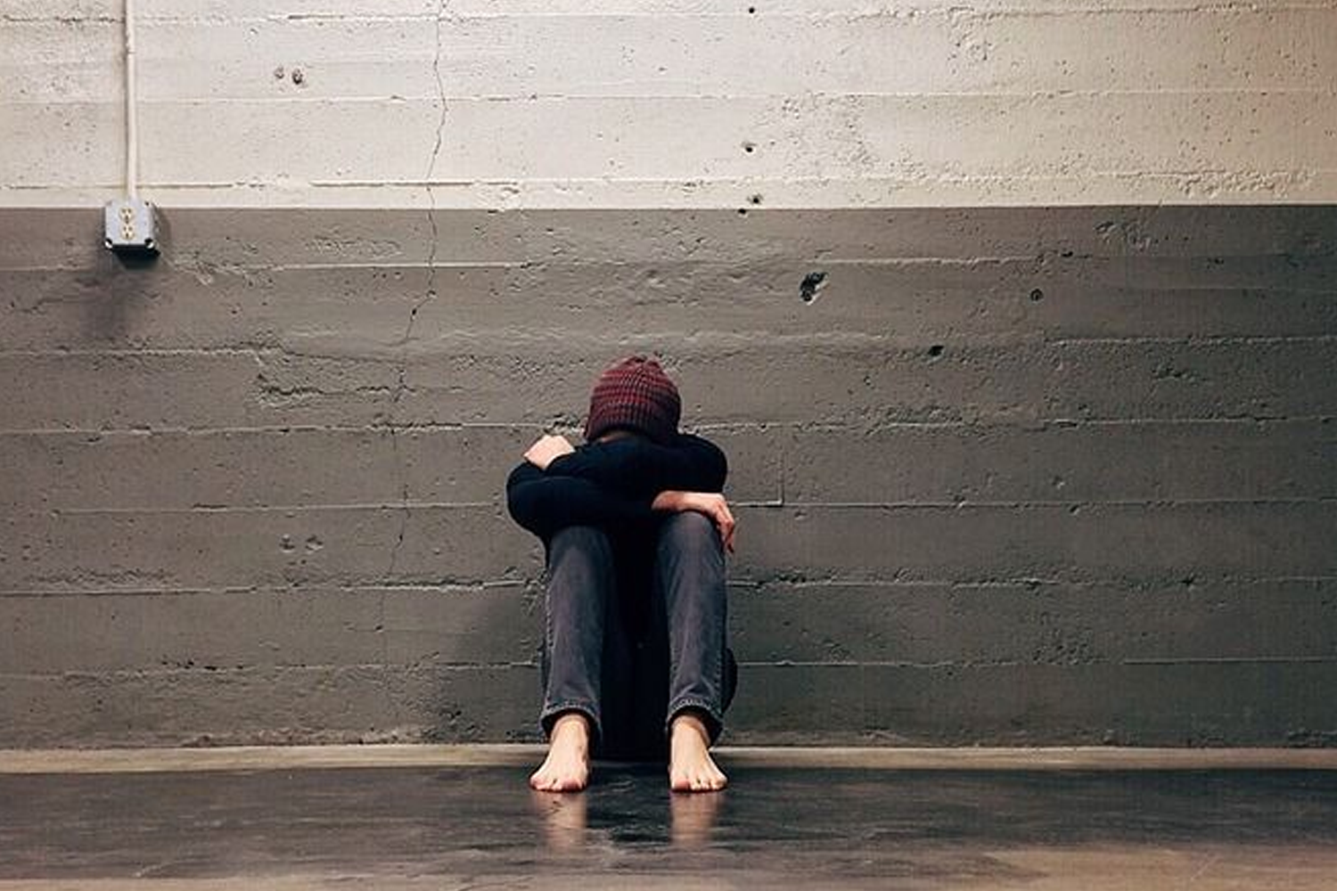 韩国文化中的高竞争压力, 大众对明星的苛刻审视, 以及涉及严苛的社会标准对人们精神健康的影响.