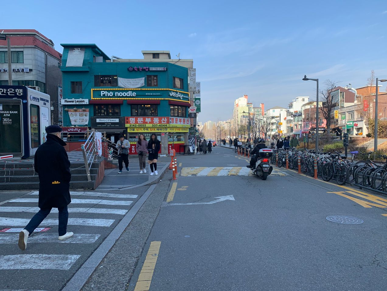 seoul, hongdae, korea, yeonnamdong, quiet, nice, cool, cafe, unique, interesting, green tea latte, matcha latte, cake, dessert, earl grey, chocolate, biscuit chocolat, orange coffee, photo zone, trendy cafe, korean cafe, korean food