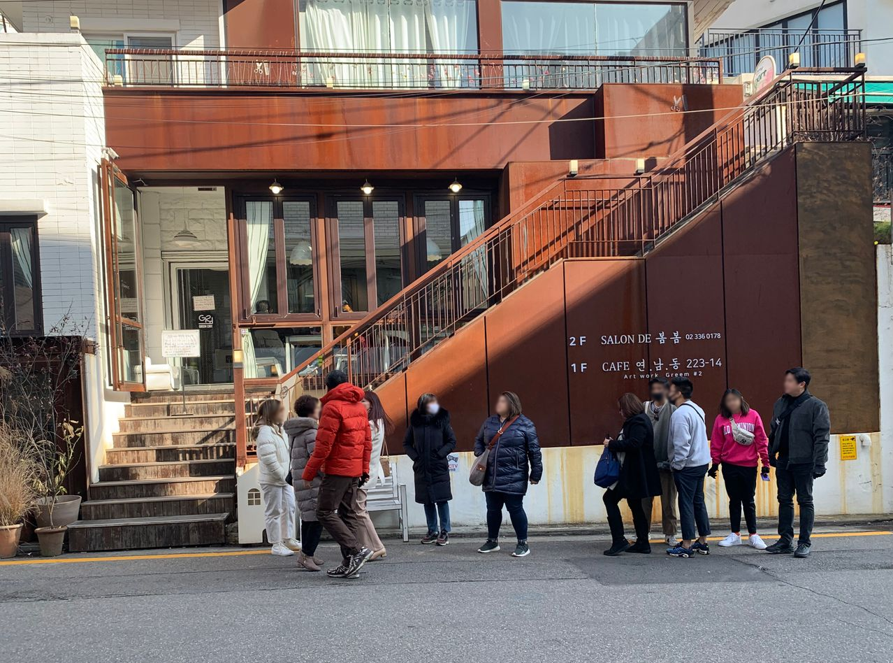 seoul, hongdae, korea, yeonnamdong, quiet, nice, cool, cafe, unique, interesting, green tea latte, matcha latte, cake, dessert, earl grey, chocolate, biscuit chocolat, orange coffee, photo zone, trendy cafe, korean cafe, korean food