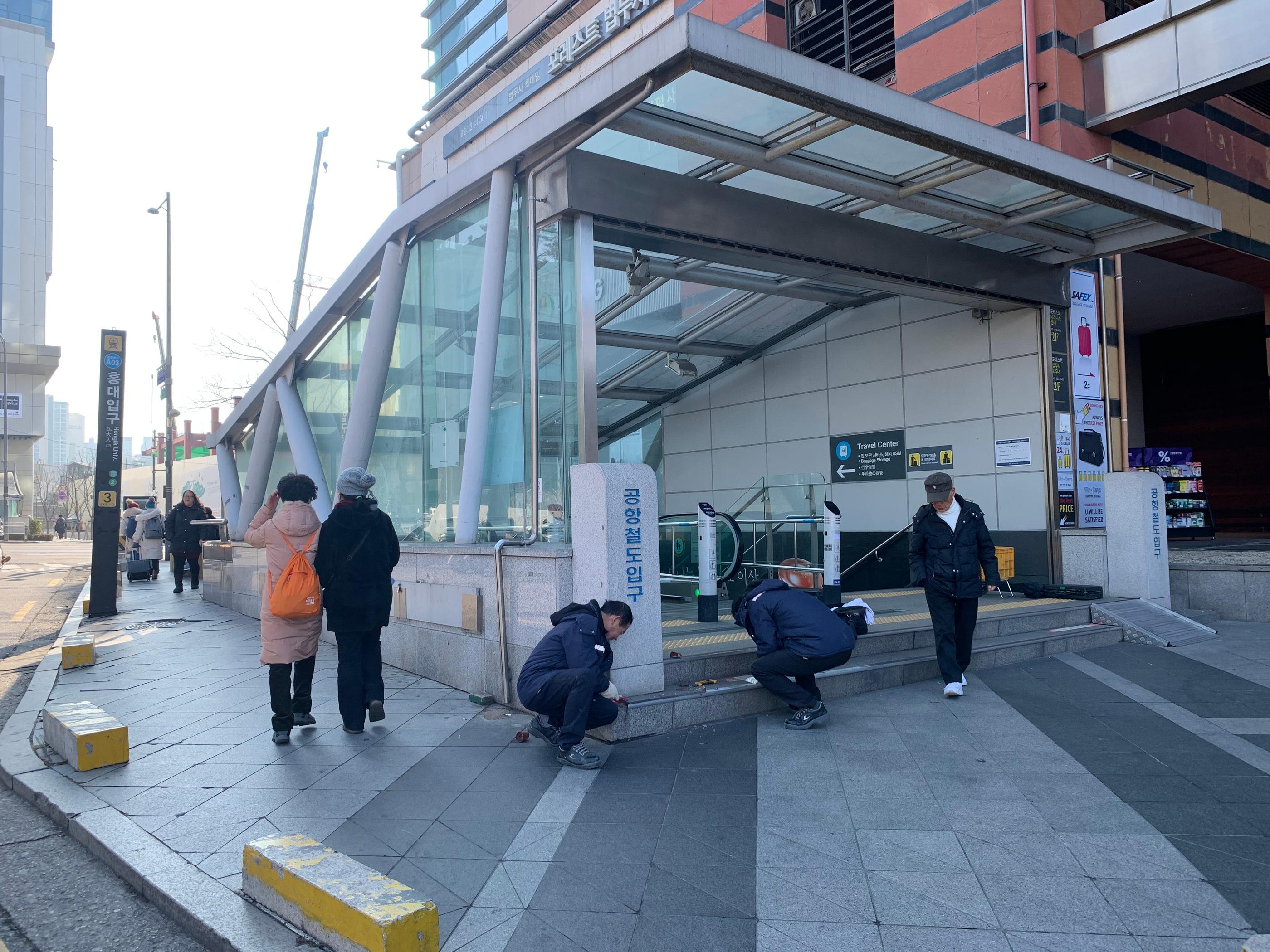 seoul, hongdae, korea, yeonnamdong, quiet, nice, cool, cafe, unique, interesting, green tea latte, matcha latte, cake, dessert, earl grey, chocolate, biscuit chocolat, orange coffee, photo zone, trendy cafe, korean cafe, korean food