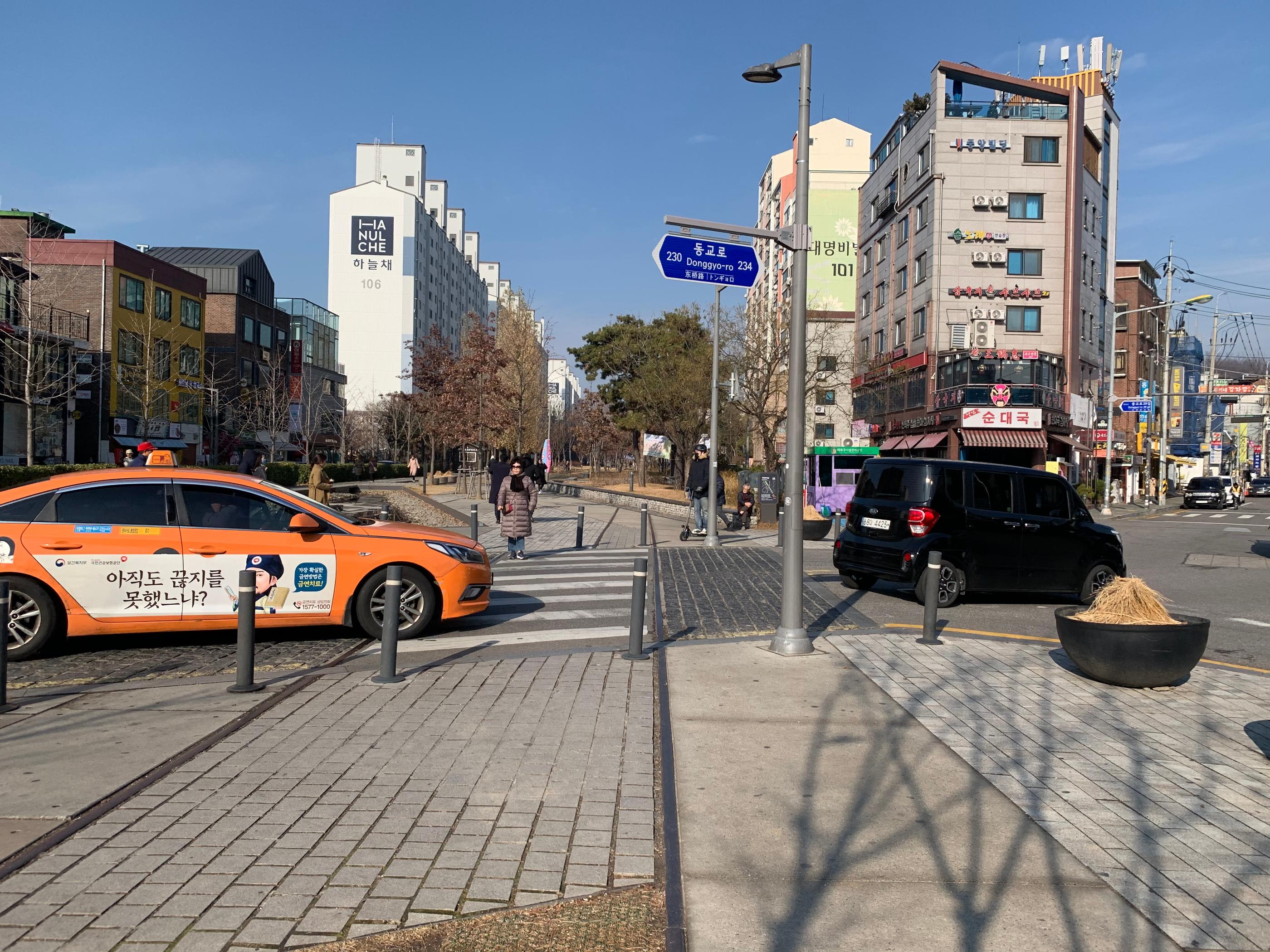 seoul, hongdae, korea, yeonnamdong, quiet, nice, cool, cafe, unique, interesting, green tea latte, matcha latte, cake, dessert, earl grey, chocolate, biscuit chocolat, orange coffee, photo zone, trendy cafe, korean cafe, korean food