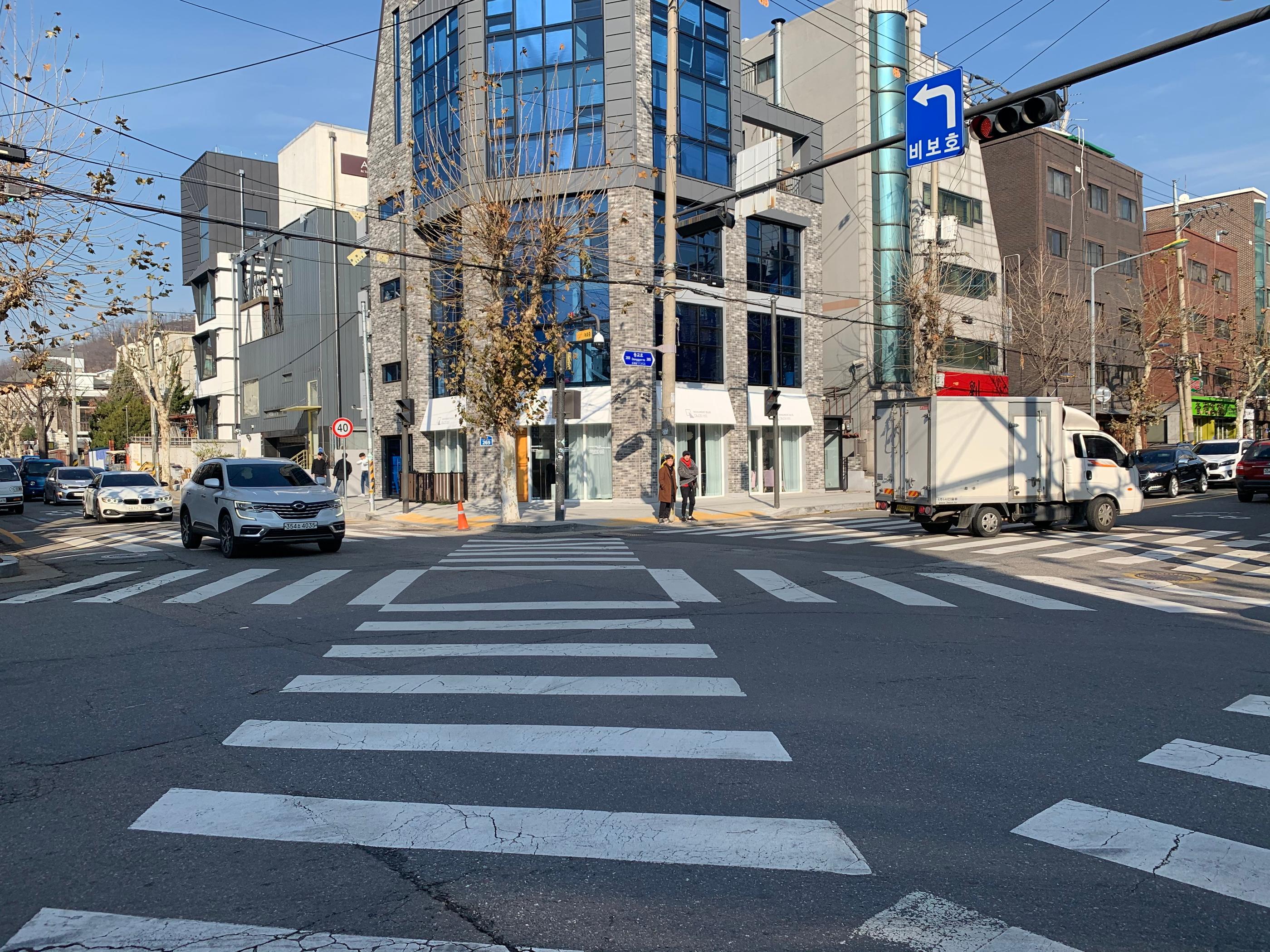 seoul, hongdae, korea, yeonnamdong, quiet, nice, cool, cafe, unique, interesting, green tea latte, matcha latte, cake, dessert, earl grey, chocolate, biscuit chocolat, orange coffee, photo zone, trendy cafe, korean cafe, korean food