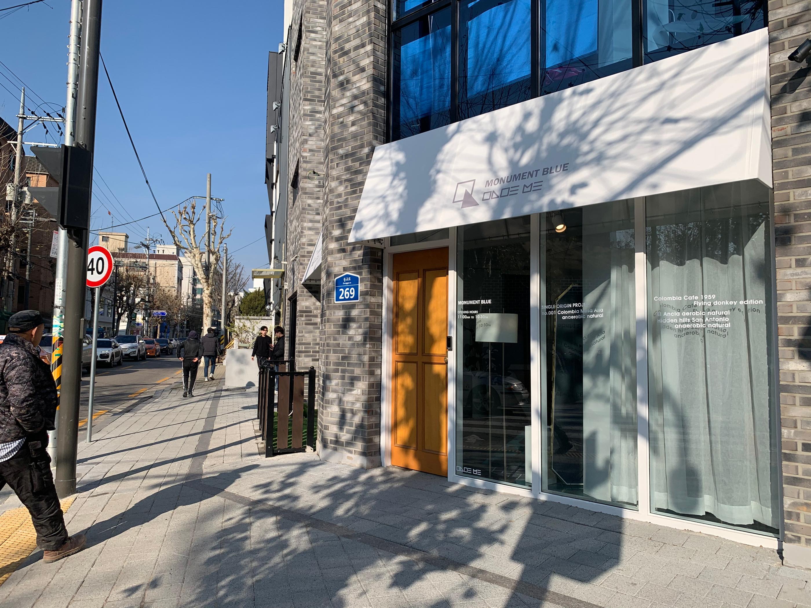 seoul, hongdae, korea, yeonnamdong, quiet, nice, cool, cafe, unique, interesting, green tea latte, matcha latte, cake, dessert, earl grey, chocolate, biscuit chocolat, orange coffee, photo zone, trendy cafe, korean cafe, korean food