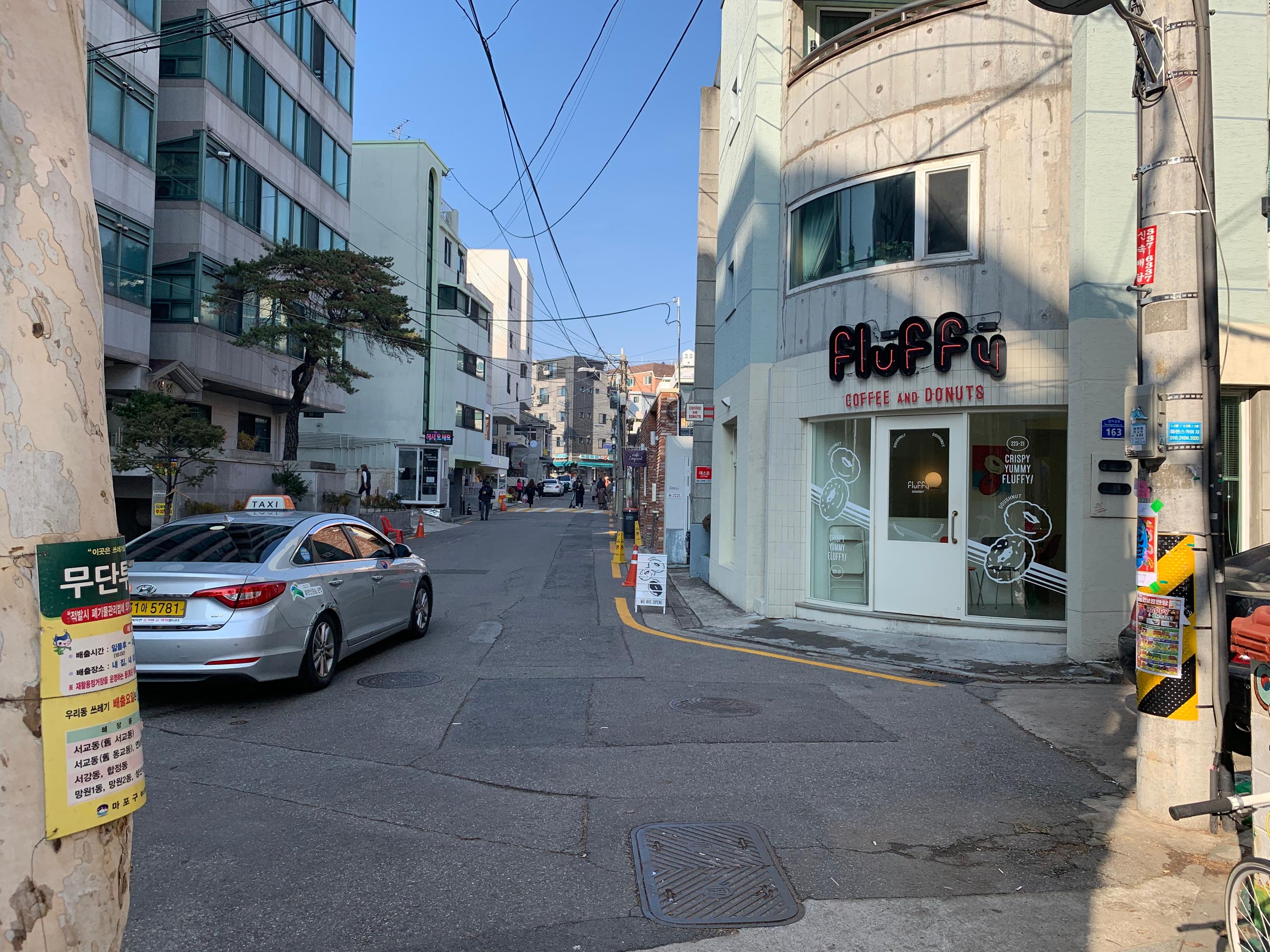 seoul, hongdae, korea, yeonnamdong, quiet, nice, cool, cafe, unique, interesting, green tea latte, matcha latte, cake, dessert, earl grey, chocolate, biscuit chocolat, orange coffee, photo zone, trendy cafe, korean cafe, korean food