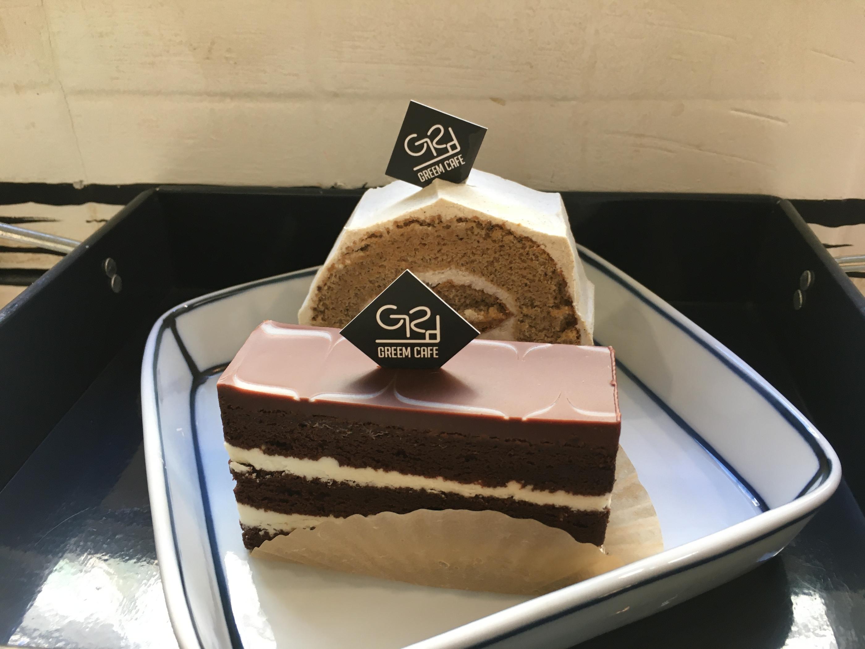 seoul, hongdae, korea, yeonnamdong, quiet, nice, cool, cafe, unique, interesting, green tea latte, matcha latte, cake, dessert, earl grey, chocolate, biscuit chocolat, orange coffee, photo zone, trendy cafe, korean cafe, korean food