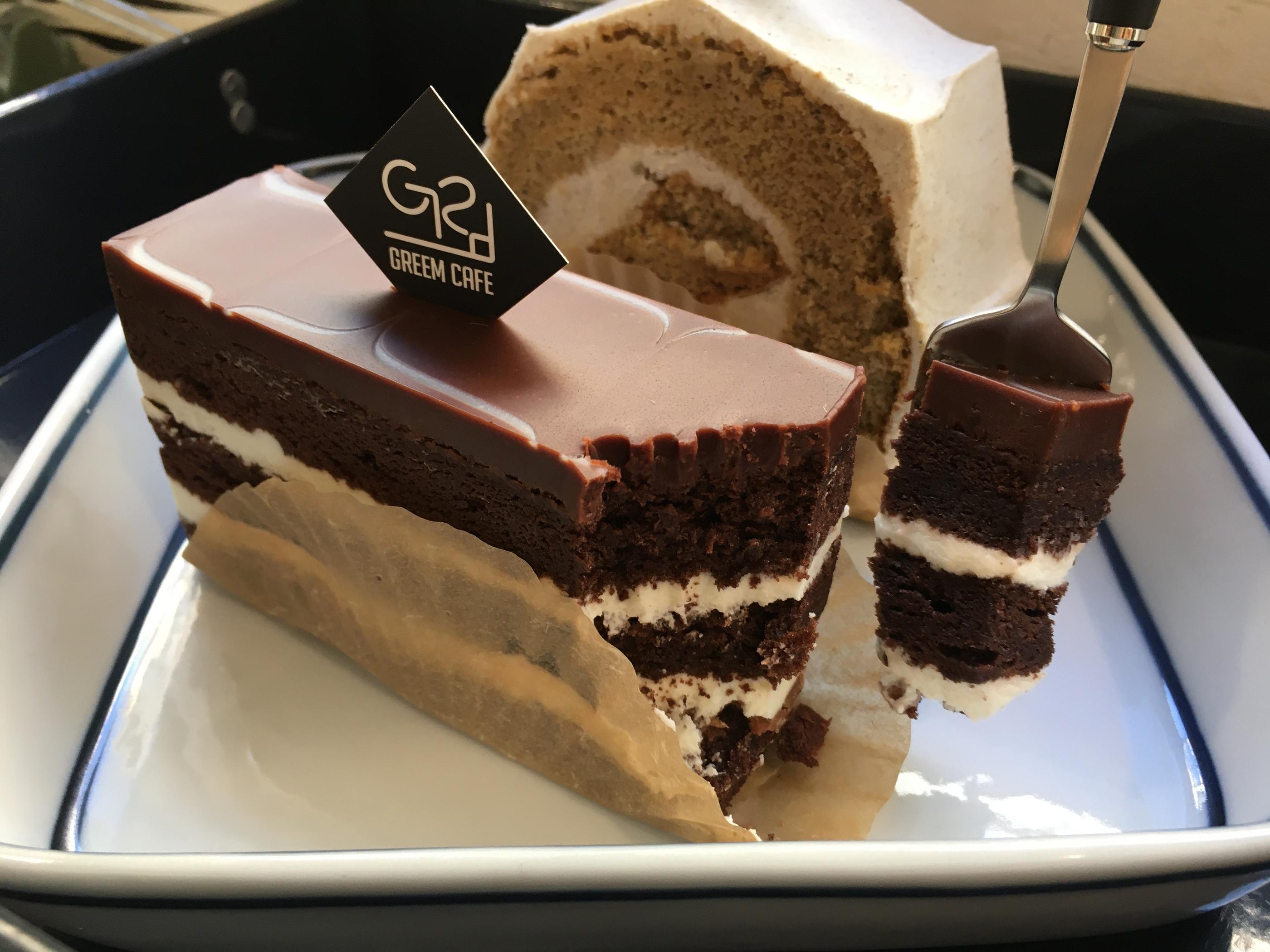 seoul, hongdae, korea, yeonnamdong, quiet, nice, cool, cafe, unique, interesting, green tea latte, matcha latte, cake, dessert, earl grey, chocolate, biscuit chocolat, orange coffee, photo zone, trendy cafe, korean cafe, korean food