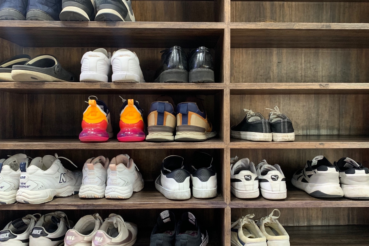 餐廳入口處的鞋架，客人需脱鞋後入座，是韓國傳統用餐習慣的一部分