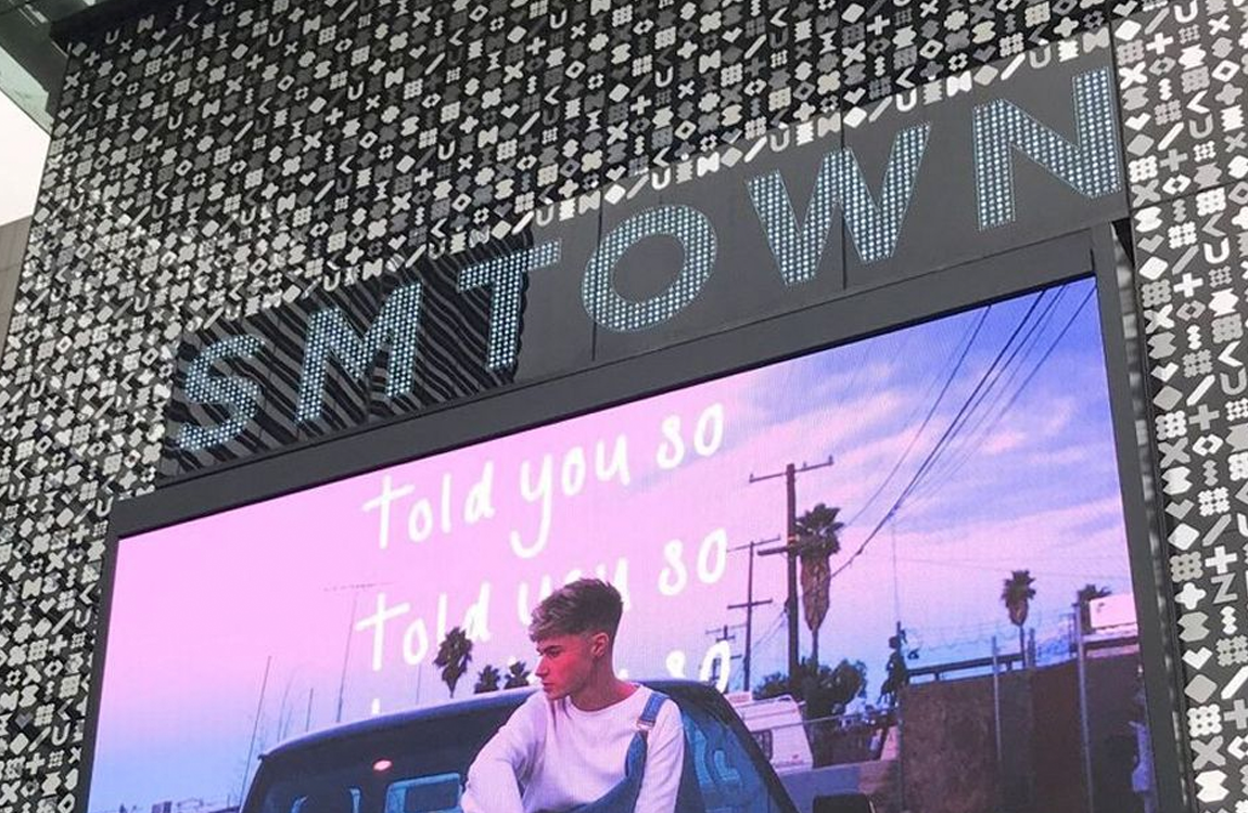 位於首爾COEX的SMTOWN外觀，這裡曾是K-pop粉絲的熱去之地，展示著SM娛樂公司的流行文化影響力。