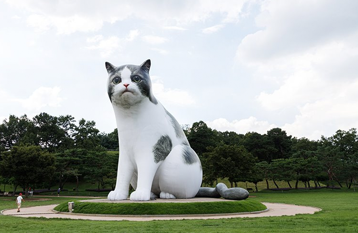 奧林匹克公園的巨型貓雕塑，矗立在綠色草地上，這是一個別具創意的公共藝術作品，曾是熱門的打卡地點。