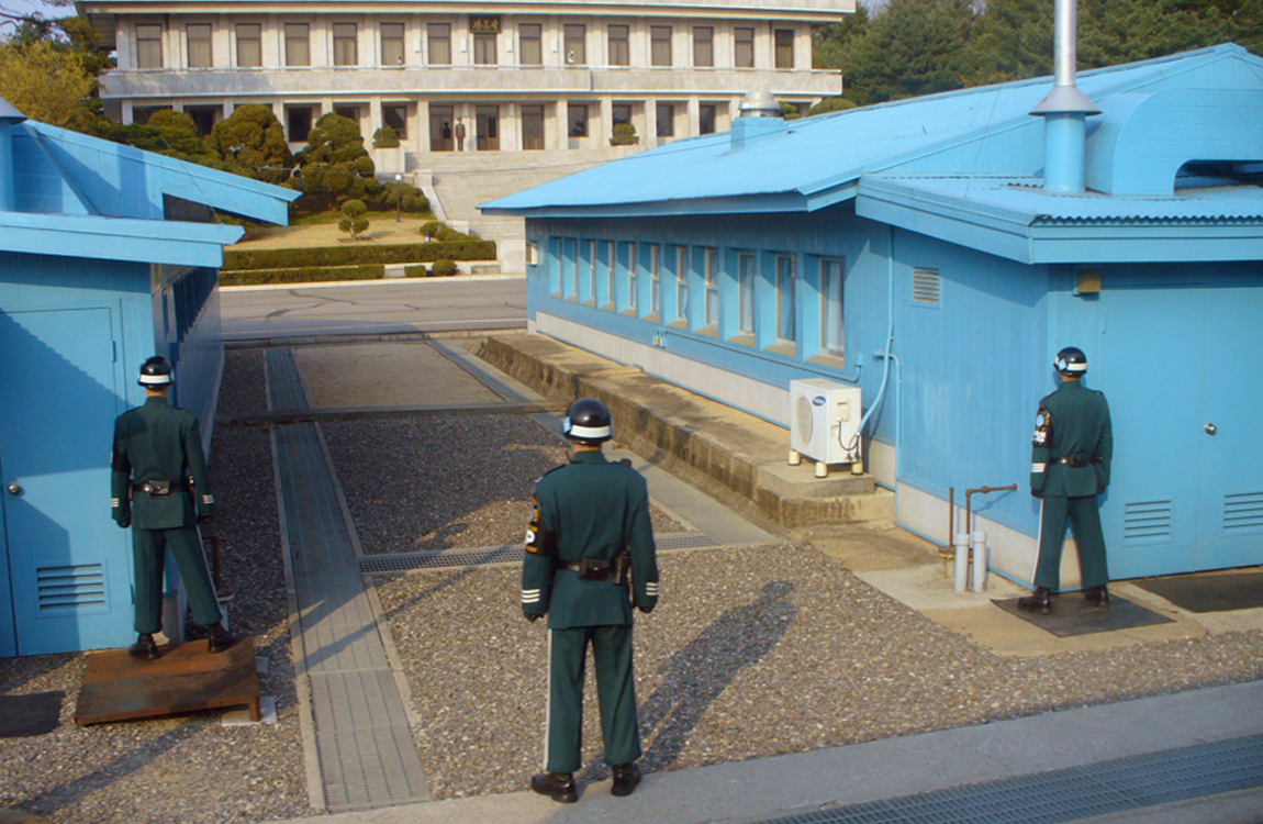 非武裝地帶（DMZ）內的板門店景象，韓國軍人在邊境監視，這是一個歷史和政治關鍵的地區，擁有重要的象徵意義。