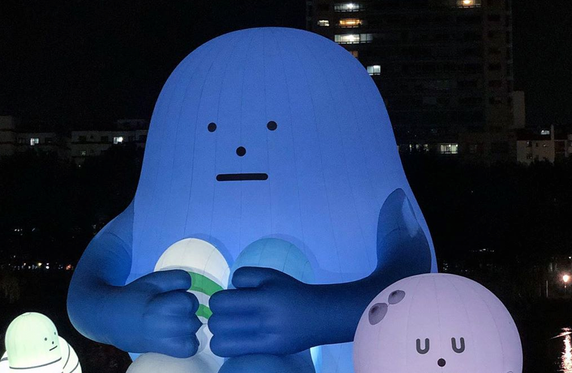 奧林匹克公園裡的藍色巨型布偶雕塑，這是2020年期間限定的網紅打卡景點，吸引了許多遊客和當地人前來拍照留念。