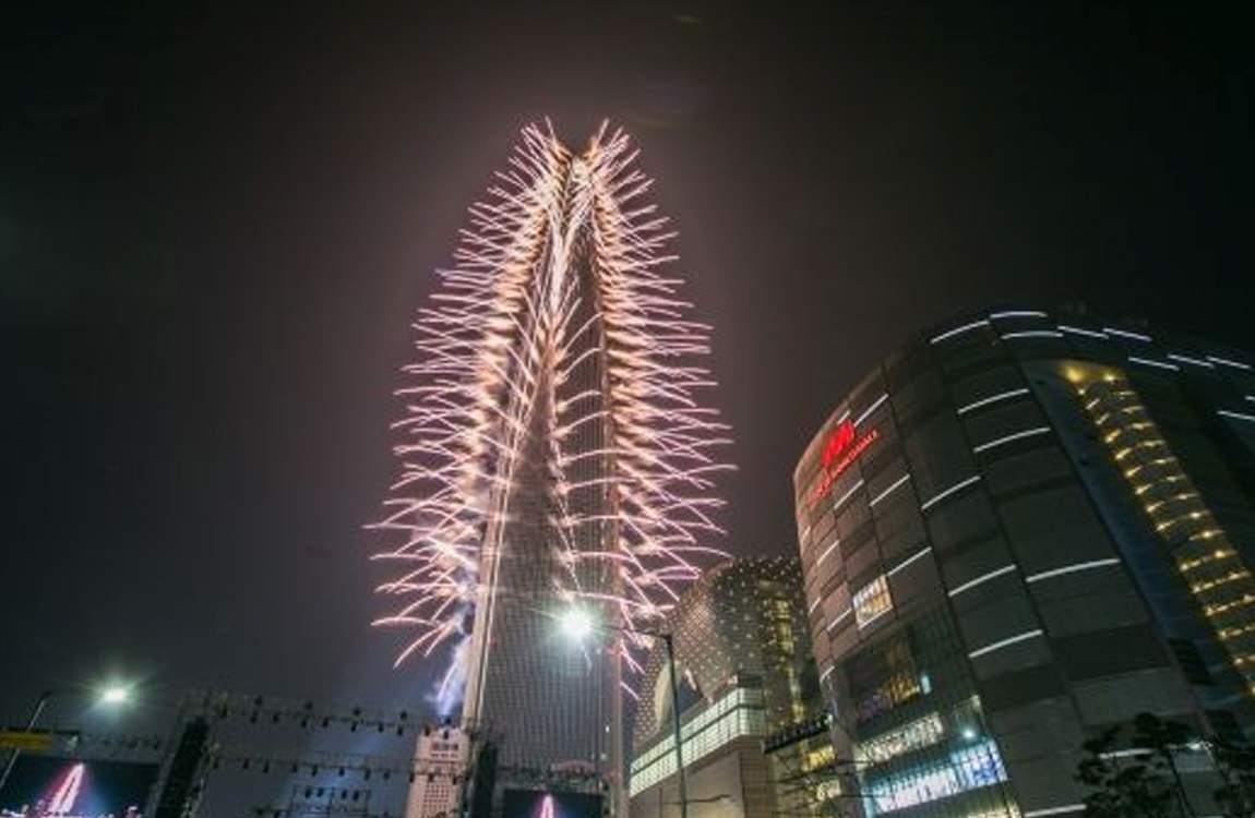 樂天塔的跨年煙火秀，煙火在高空中綻放，照亮首爾夜空，樂天塔成為新年的歡慶燈塔，雖然現已取消，依然令人懷念。