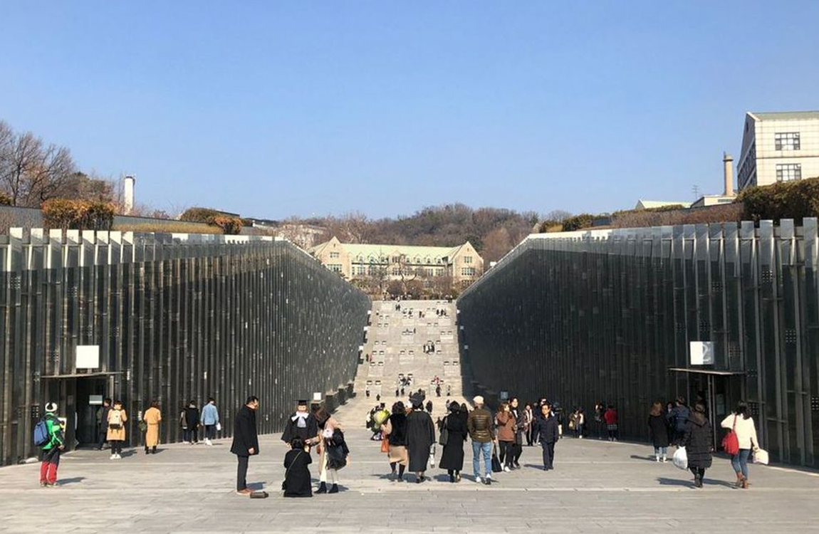 梨花女子大學的圖書館與階梯，這是學校著名的地標建築，位於首爾，是知名的學術和文化中心。