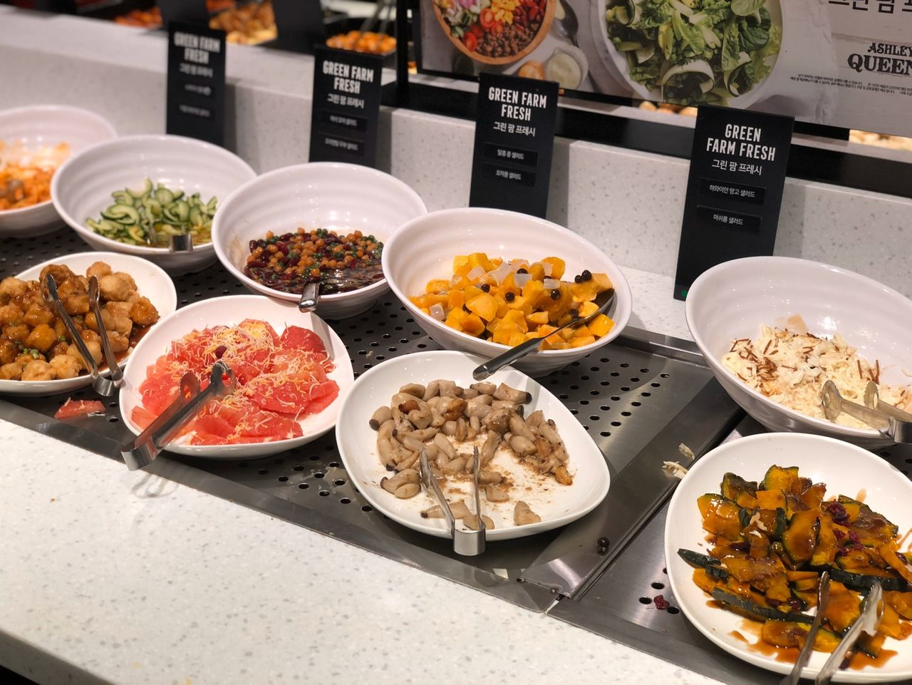 人気のプルコギやアジアン料理が並ぶAshleyの料理ビュッフェ