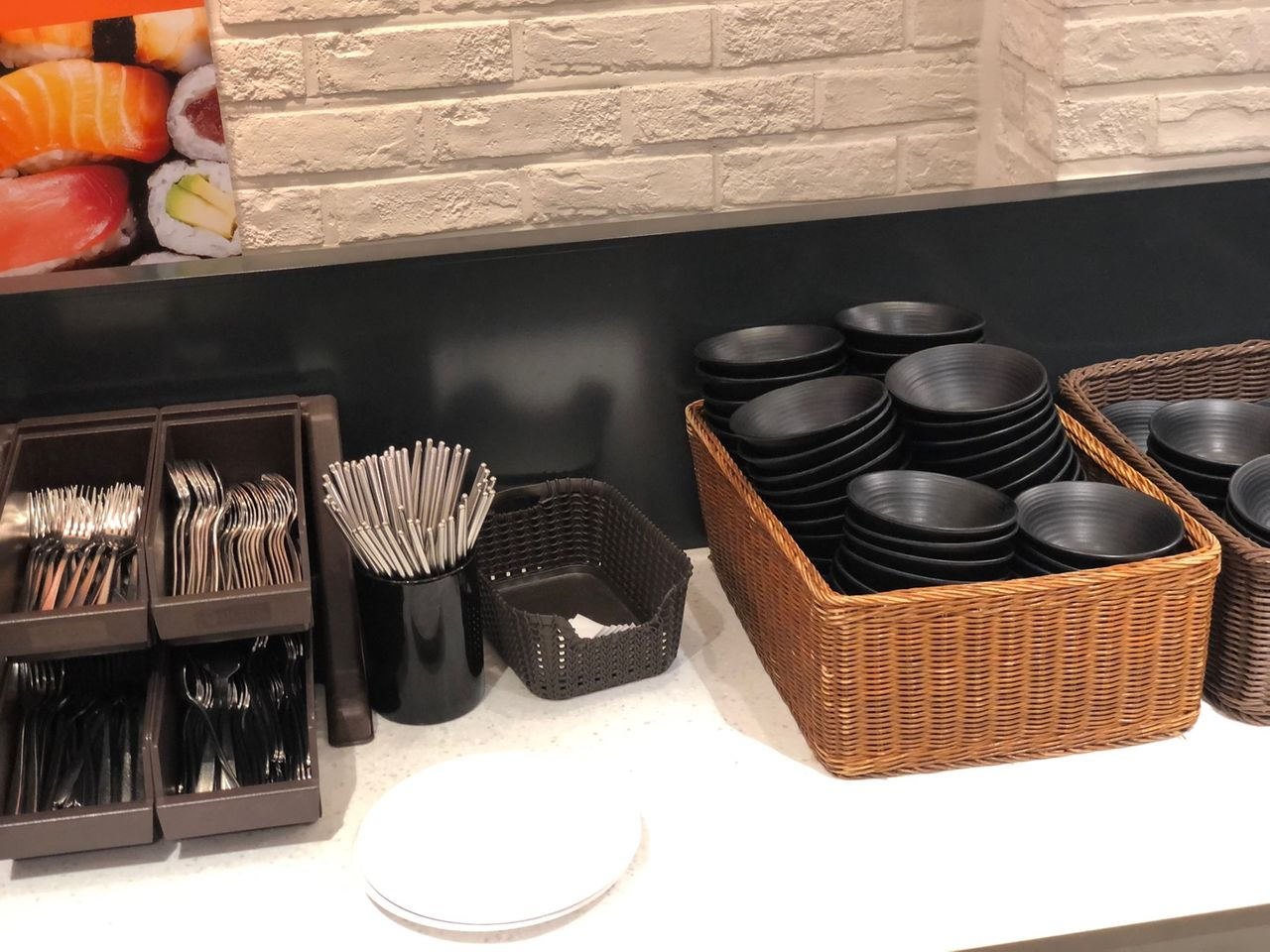 Ashleyの食器やカトラリーセット、バイキングスタイルの食事準備