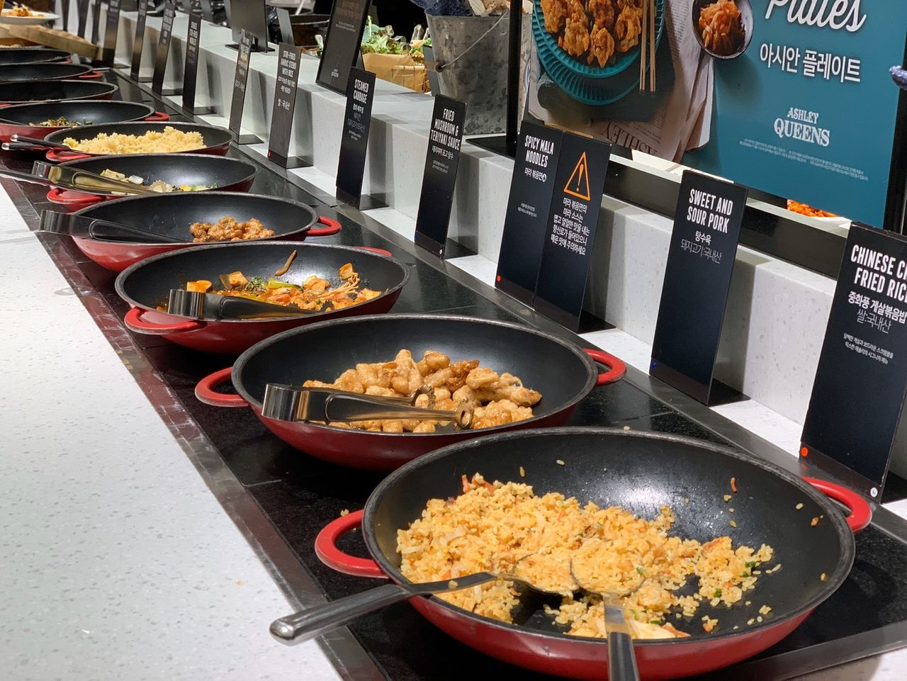 Ashleyの料理コーナー、様々な食材を使用した料理が並ぶ