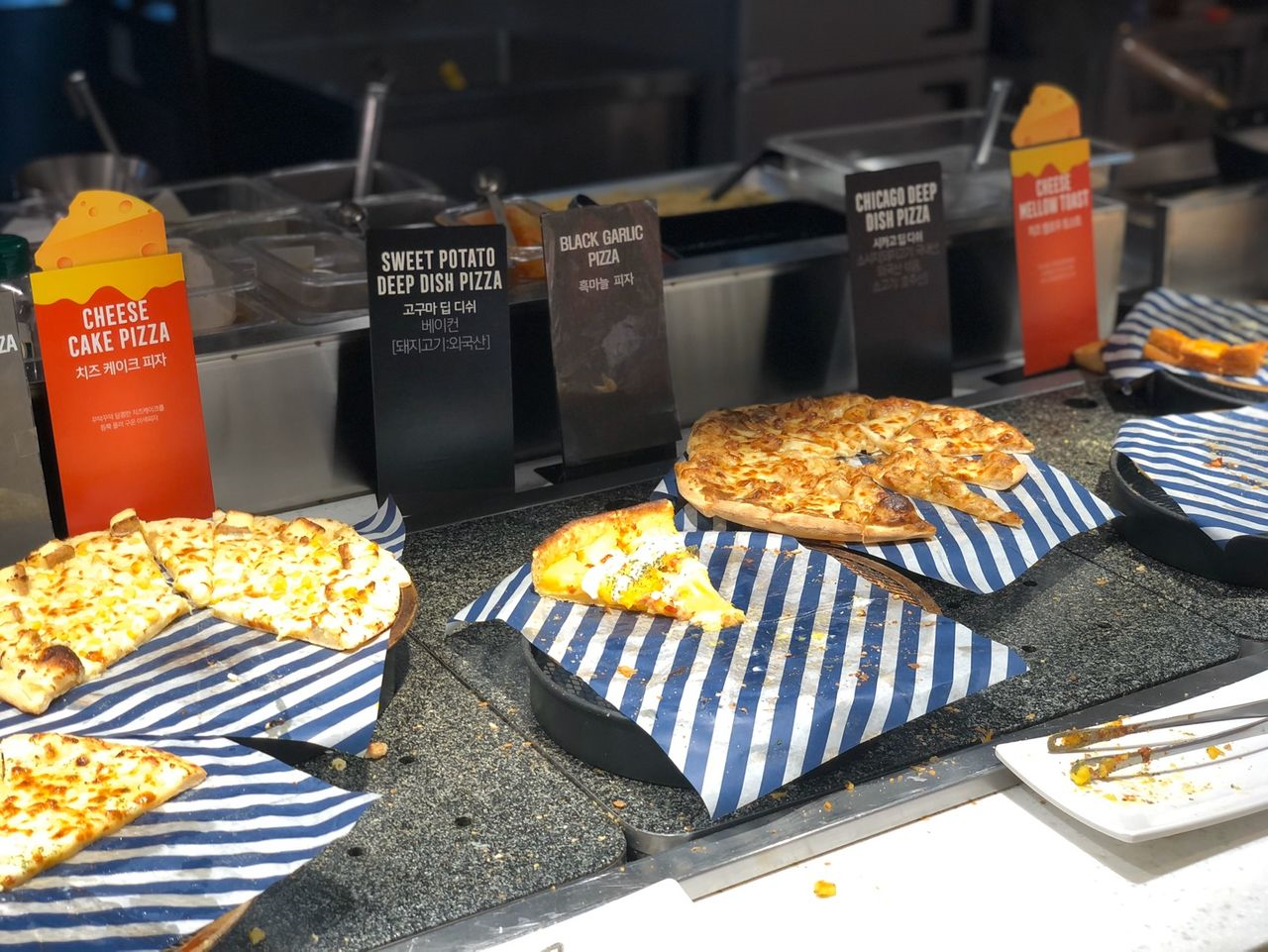 多種類の料理が並ぶAshleyビュッフェ、ピザや寿司、韓国料理が選べる