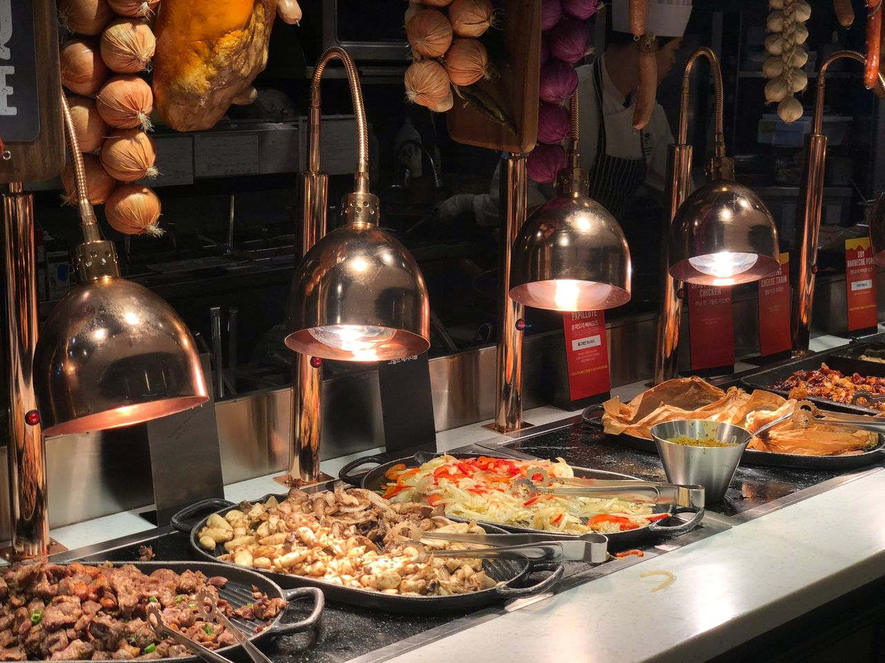 Ashley内のデザートコーナー、フルーツやスイーツが豊富に並ぶ