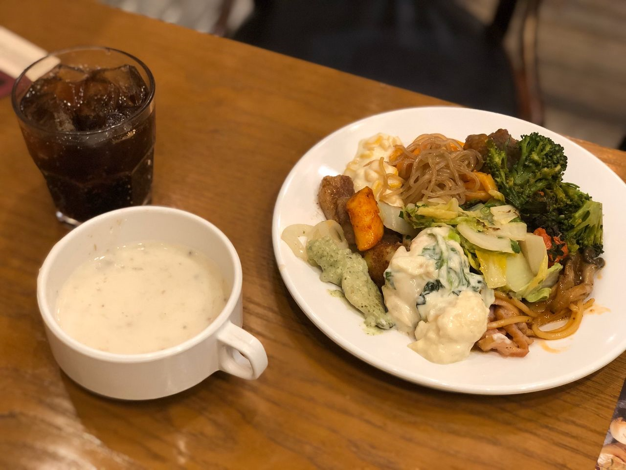 Ashleyのバイキングで提供される様々な料理、広々としたダイニングエリア