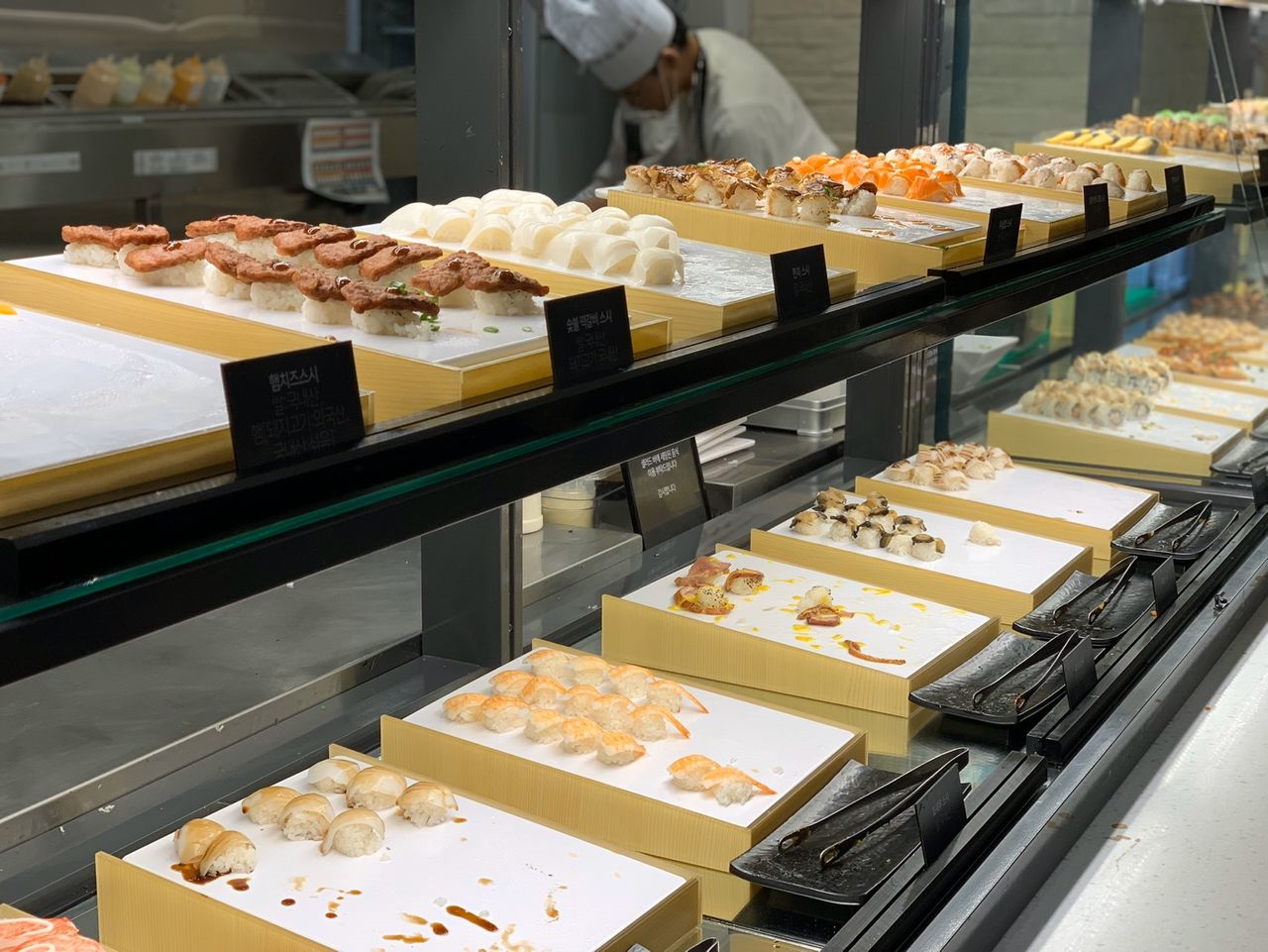 高品質な食材を使用したAshleyのビュッフェ料理、豊富なメニュー選択