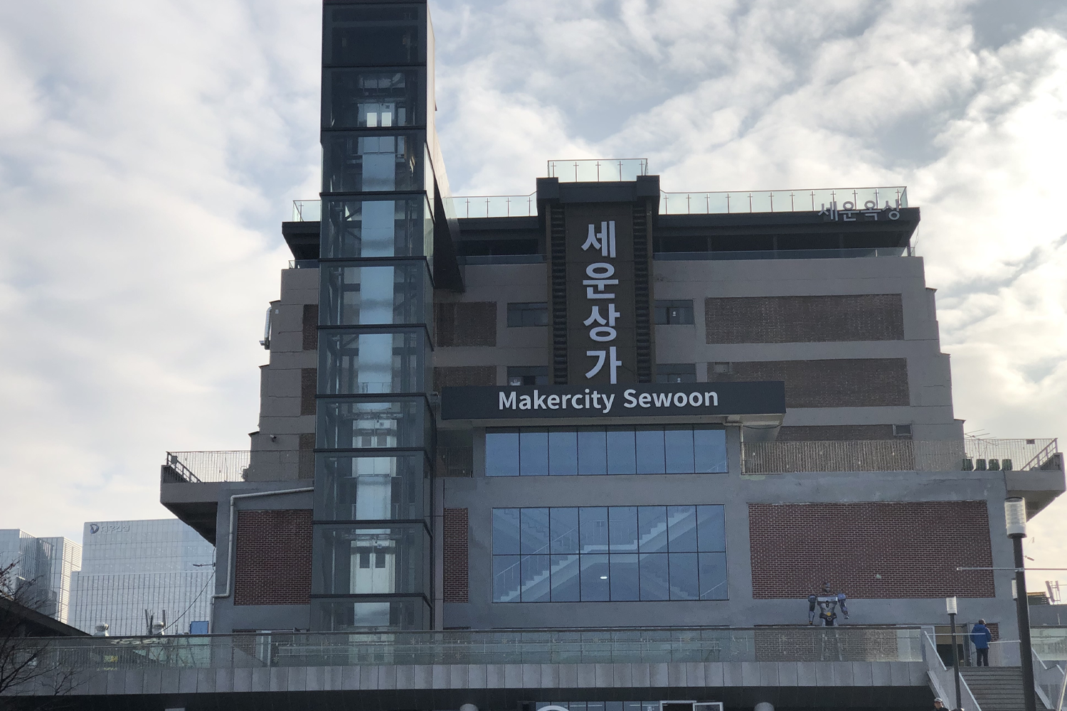 서울 세운상가의 메인 에스컬레이터 입구. 상가의 입구가 현대적이다.