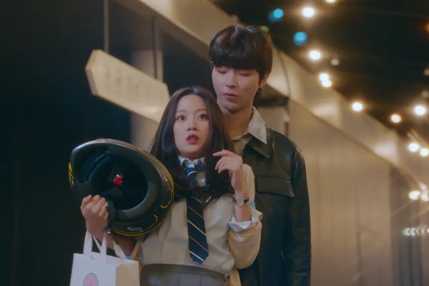 서울 세운상가 옥상에서 바라본 전경, 하늘과 현대적인 건물이 어우러진 모습이 인상적이다.