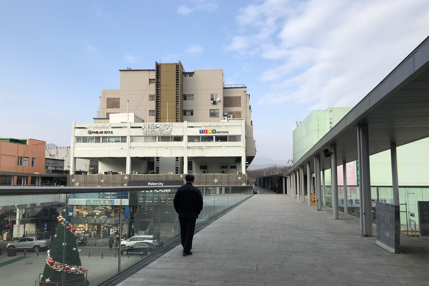 세운상가 옥상에서 서울 도심을 향해 바라본 모습. 고층 건물들과 구름이 드리운 하늘이 함께 어우러져 있다.