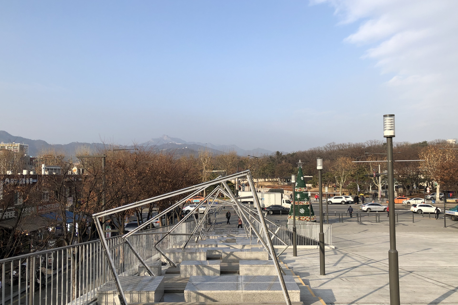 세운상가에서 바라본 서울의 도심 전경. 높은 빌딩과 고풍스러운 건축물들이 함께 보인다.