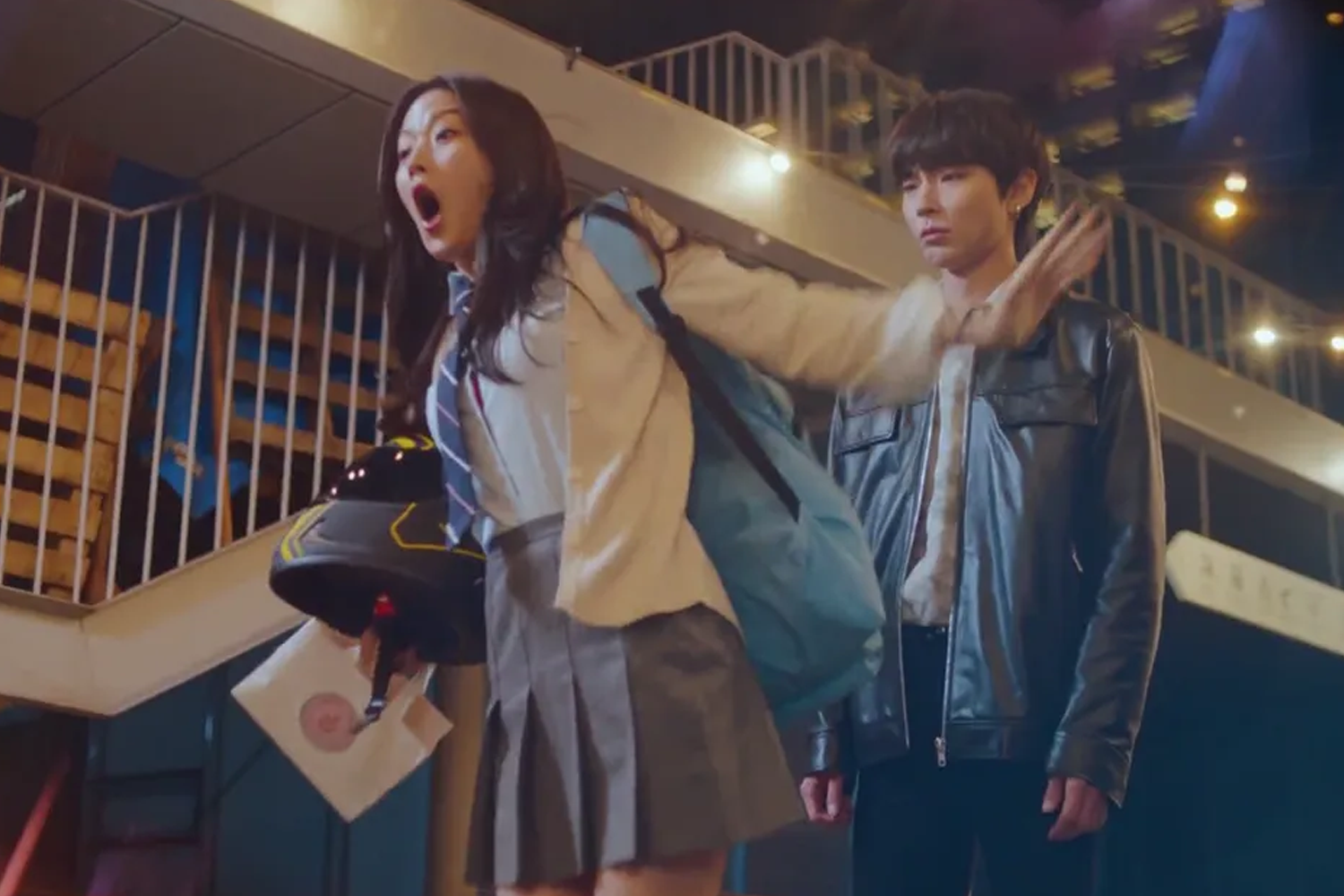 세운상가 옥상에서의 인상적인 야경 장면. 서울의 밤하늘과 화려한 조명이 돋보인다.