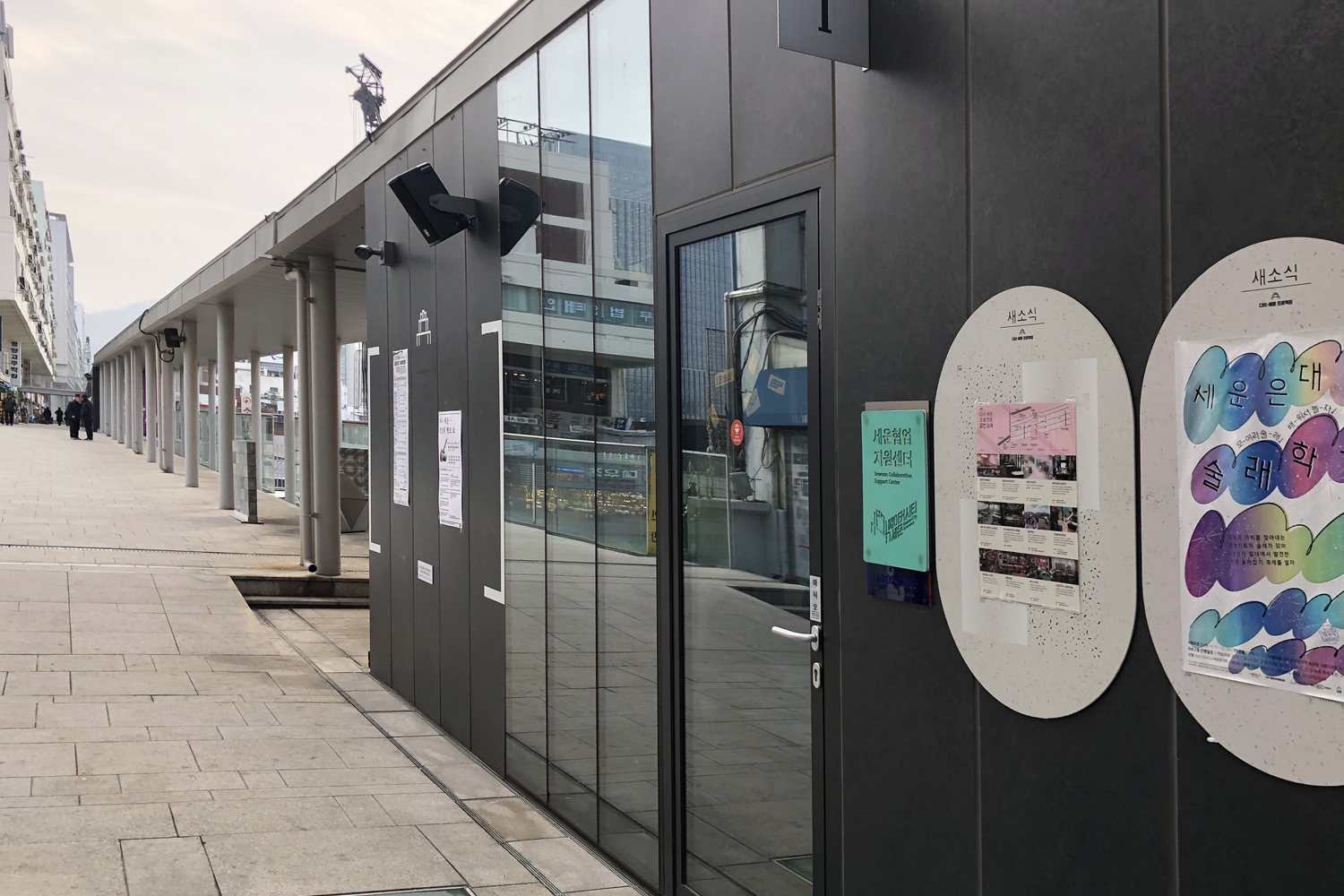 서울 세운상가의 옥상에서 바라본 전망. 도심의 풍경과 함께 현대적인 건축물이 보인다.