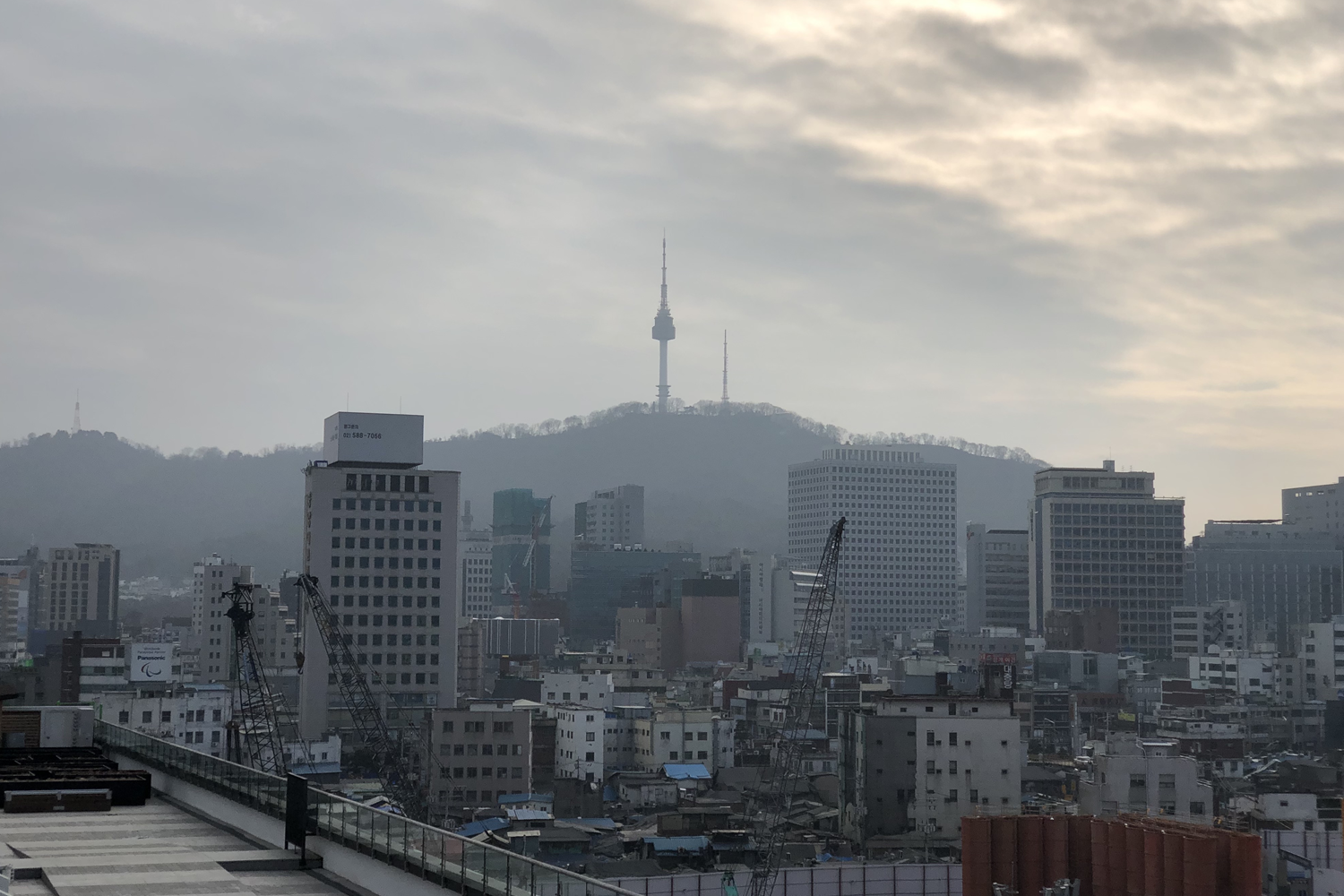 서울 세운상가가 도시의 다양한 건물들과 어우러진 전경.
