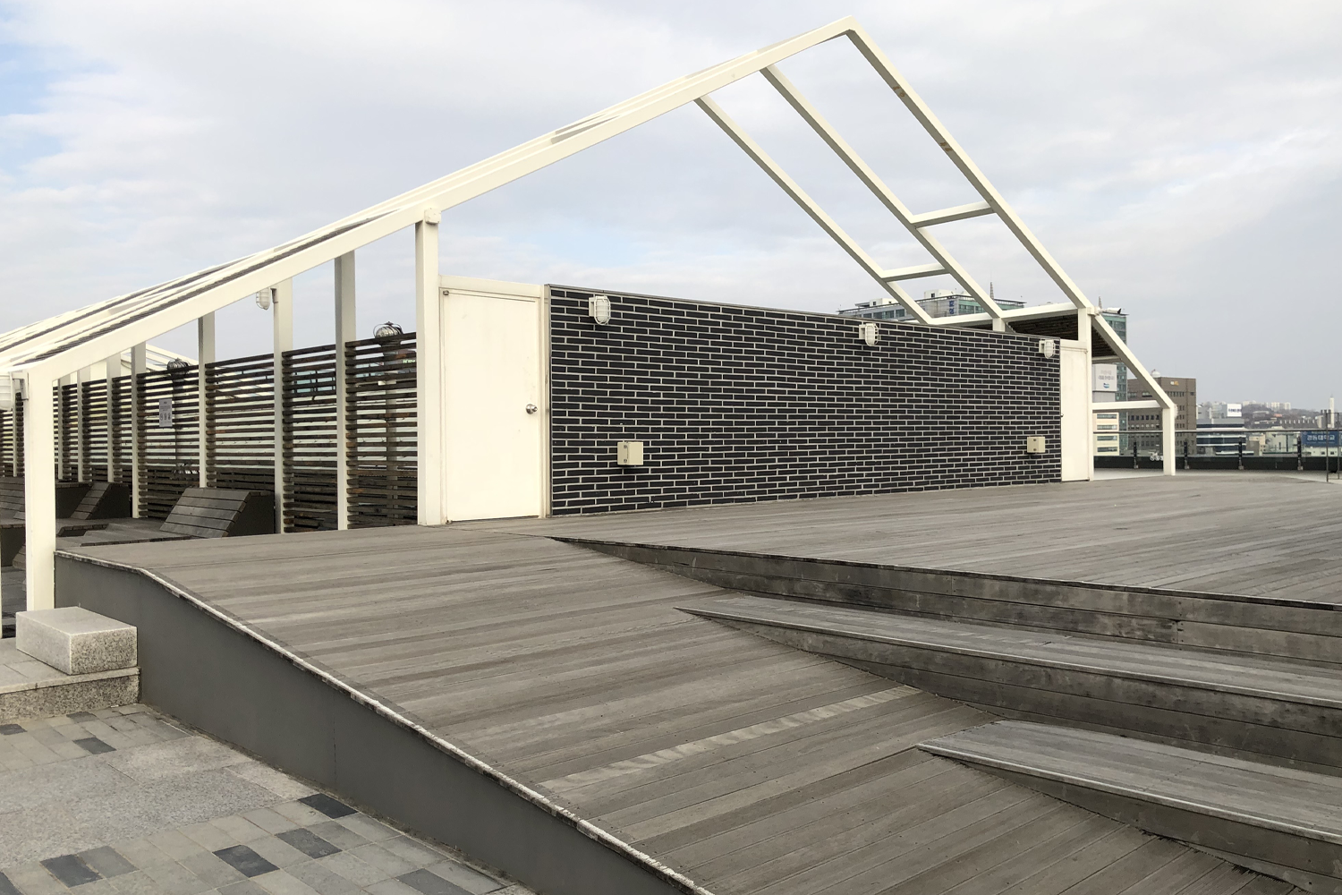 세운상가 옥상에서 바라본 도심 밤의 전경. 서울의 건물들과 하늘이 인상적인 조화를 보여준다.