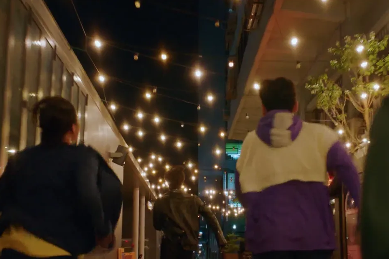 드라마 촬영지로 사용된 세운상가의 밤거리, 조명이 밝히는 장면. 여러 개의 전구들이 로맨틱한 분위기를 연출한다.