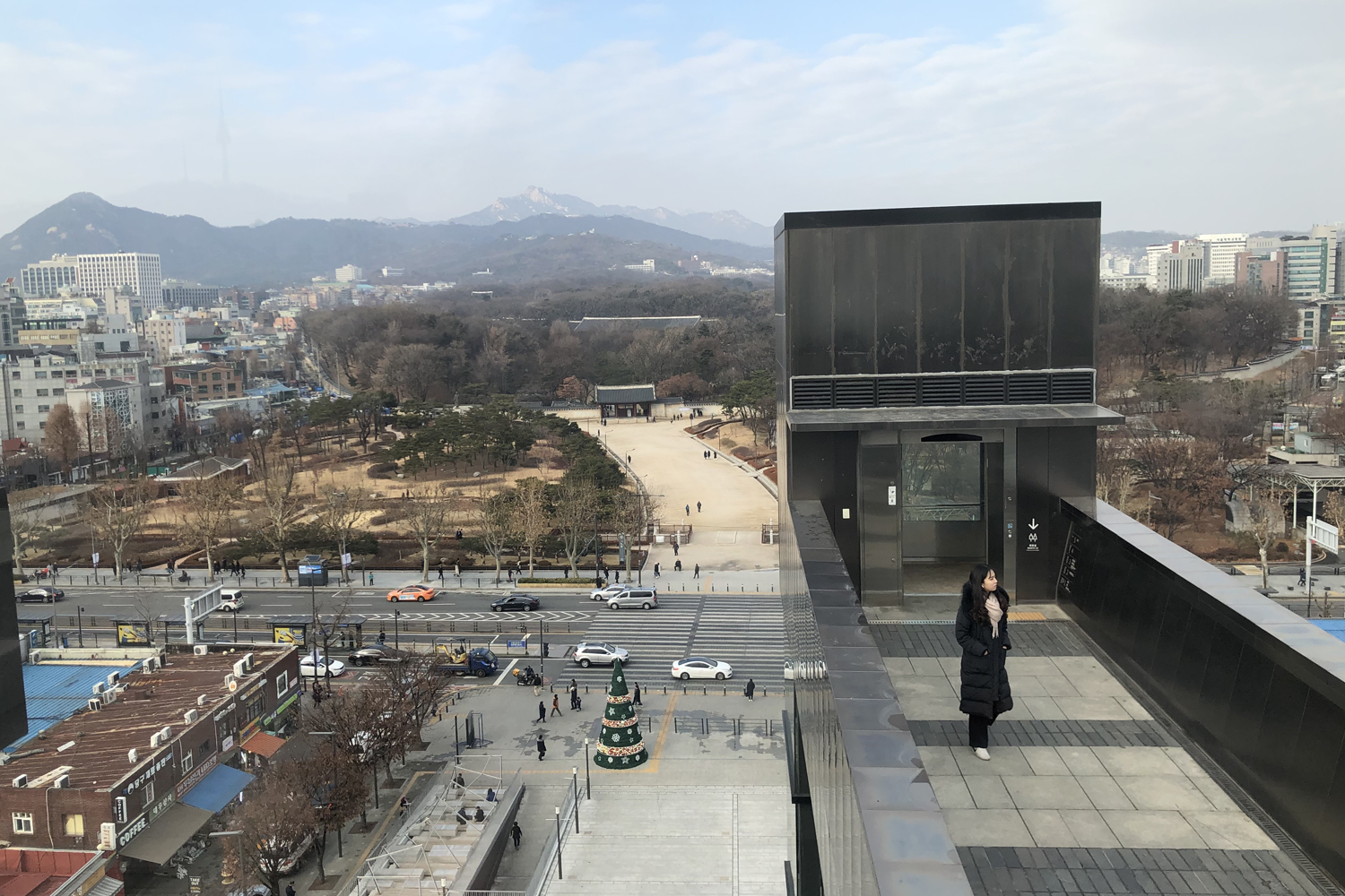 세운상가의 현대적이고 세련된 외관을 강조하는 뷰.