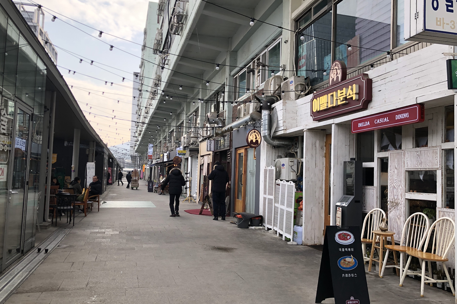 서울 세운상가 내의 다양한 상점들이 늘어선 거리. 매장 전면이 인상적으로 보인다.