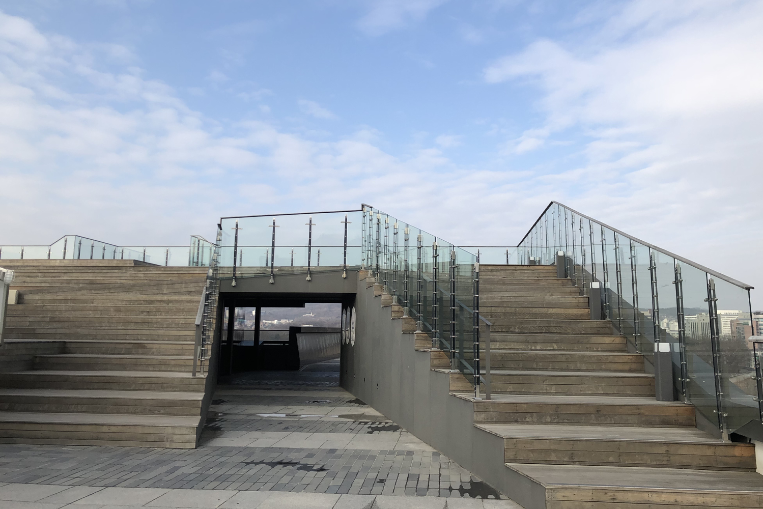 서울 세운상가 옥상에서 내려다본 도시 풍경, 현대적 건물들과 서울의 하늘이 어우러져 있다.