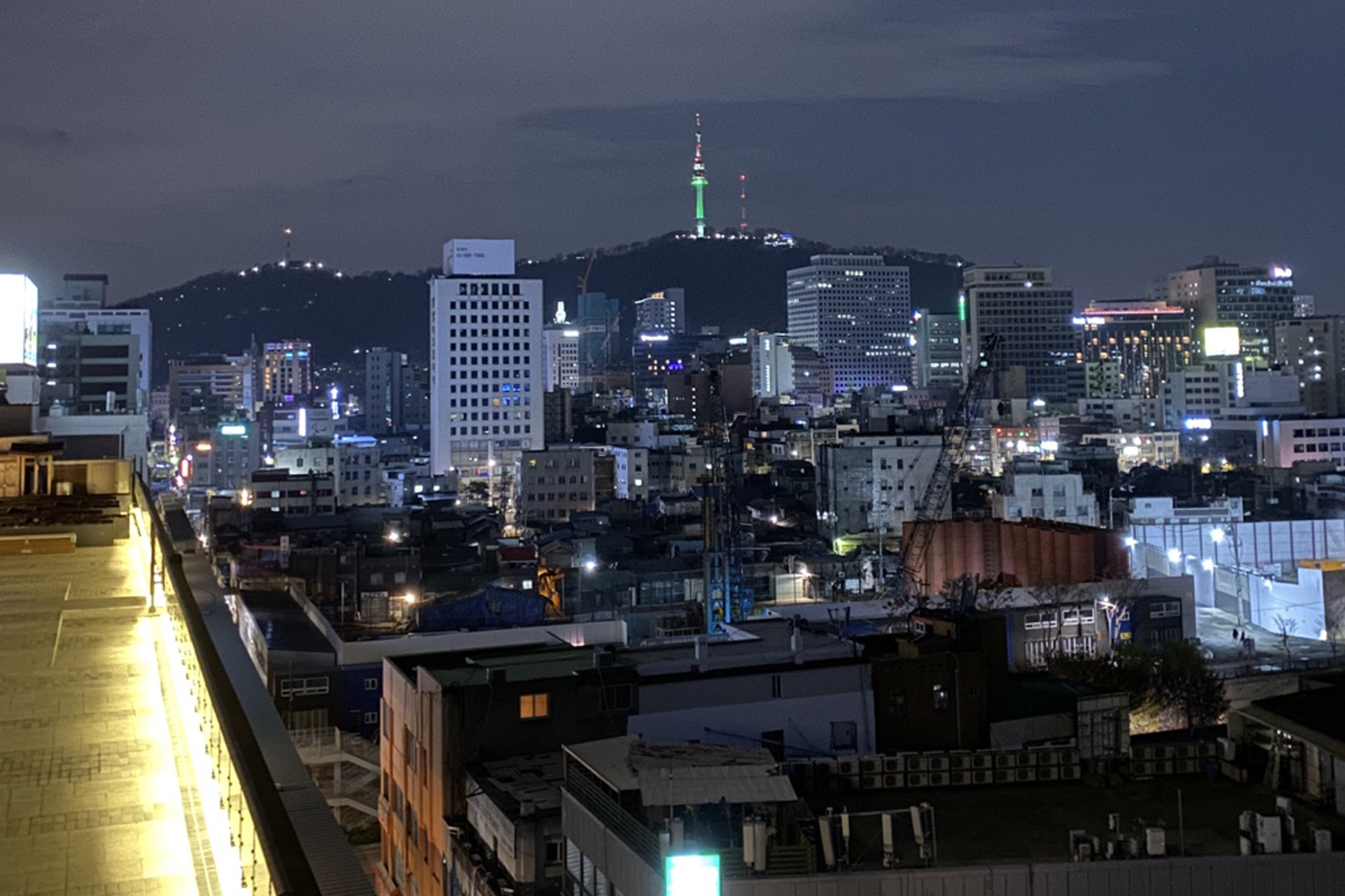 세운상가 옥상에서 밤에 촬영한 도시 야경. 도시의 빛들이 아름다움을 더한다.