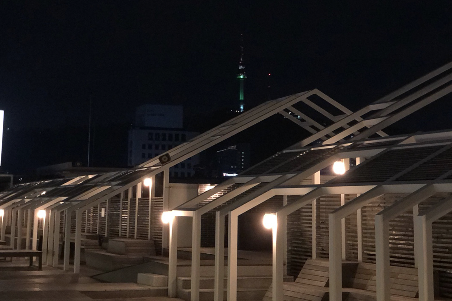 서울 세운상가 건물의 입구와 주변 상점들. 전통과 현대가 융합된 상업 공간.