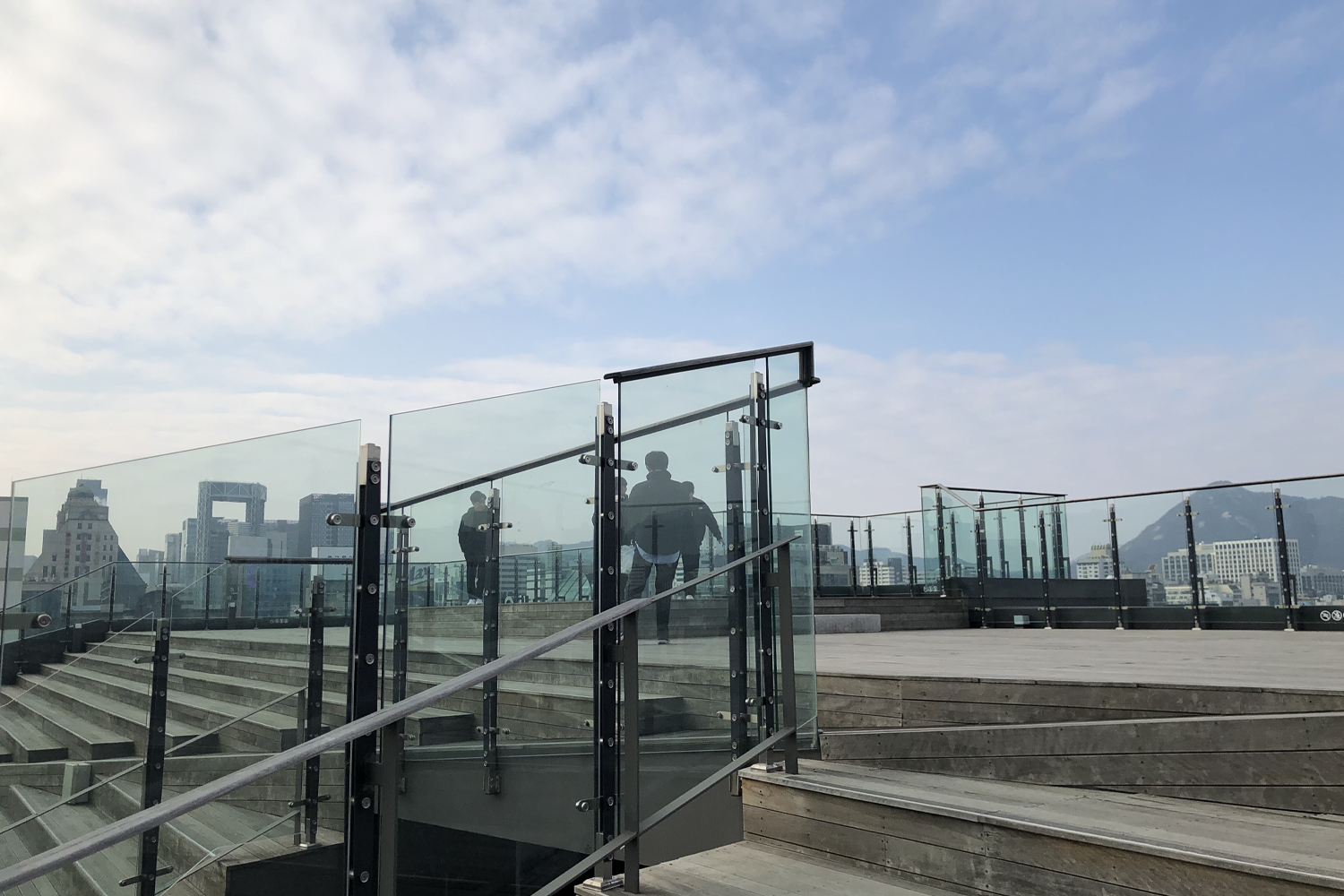 세운상가의 밤하늘을 배경으로 한 인상적인 전경. 도시의 야경과 불빛이 조화를 이루고 있다.