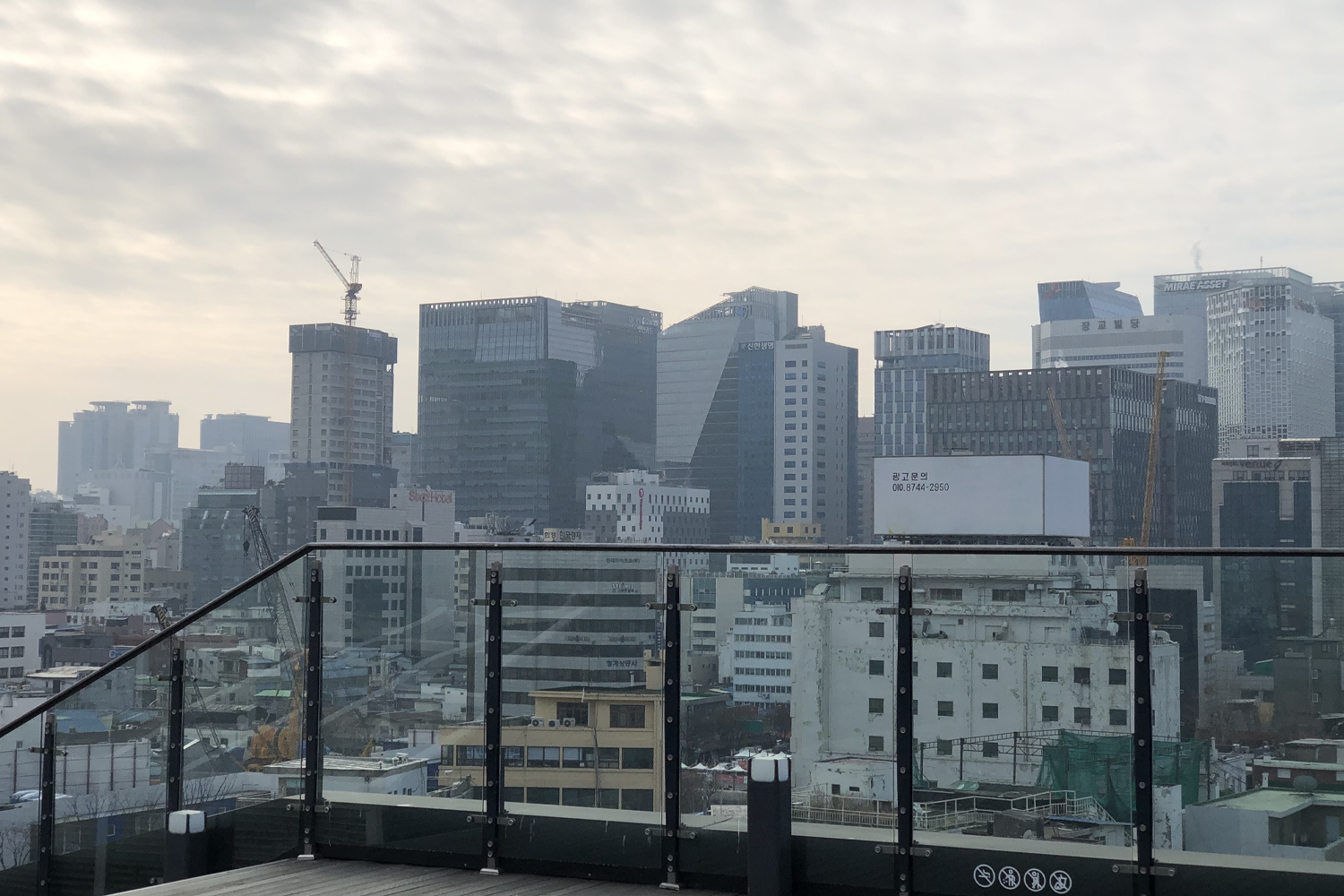 서울 세운상가 상점 앞의 모습, 다양한 사람들이 오가는 활기찬 거리.