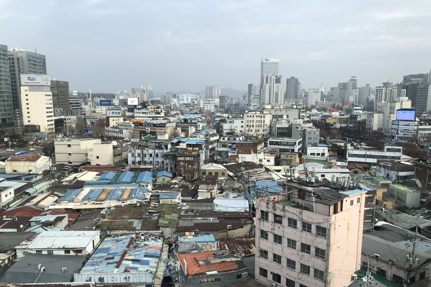 서울 세운상가의 복잡한 건물 구조, 전자제품 상점들이 모여 있는 모습.