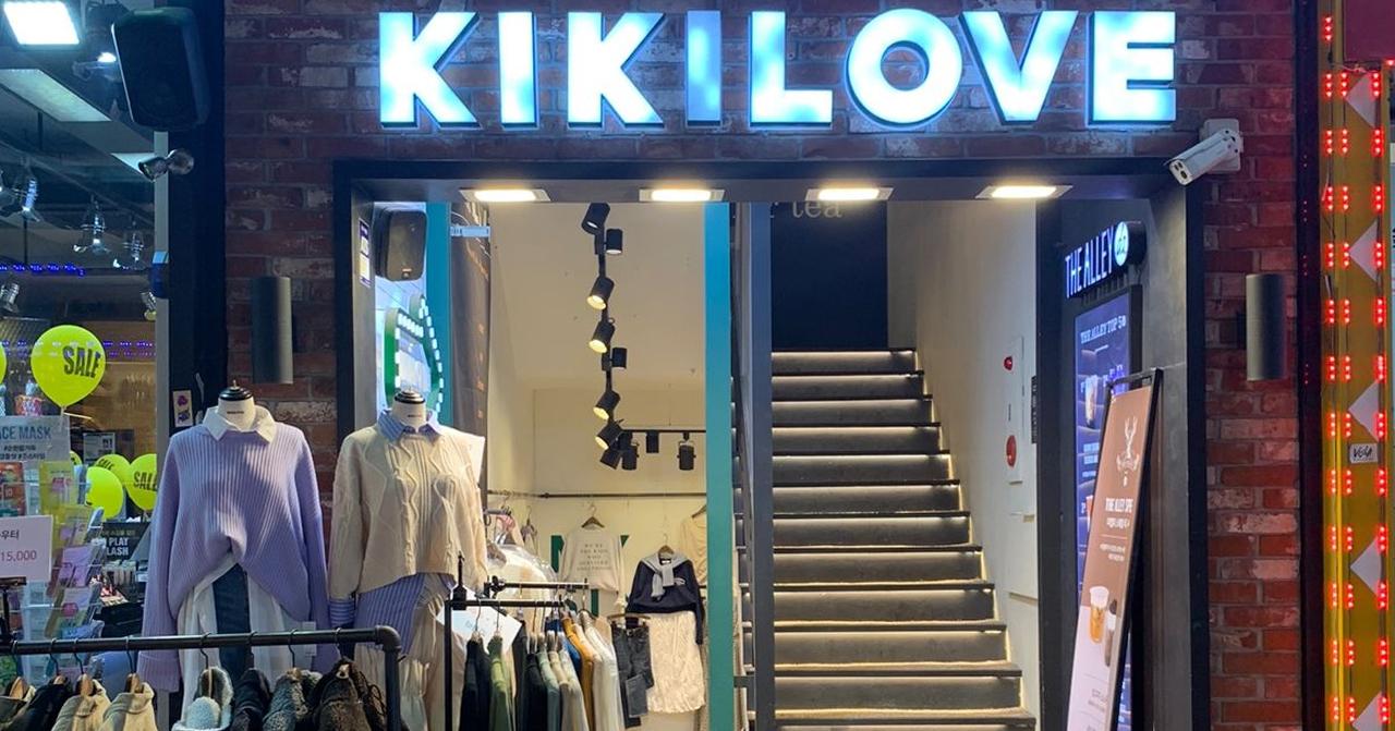 弘大KIKI LOVE時尚服飾店面，提供多樣化的潮流服飾選擇，是愛美人士的購物天堂。