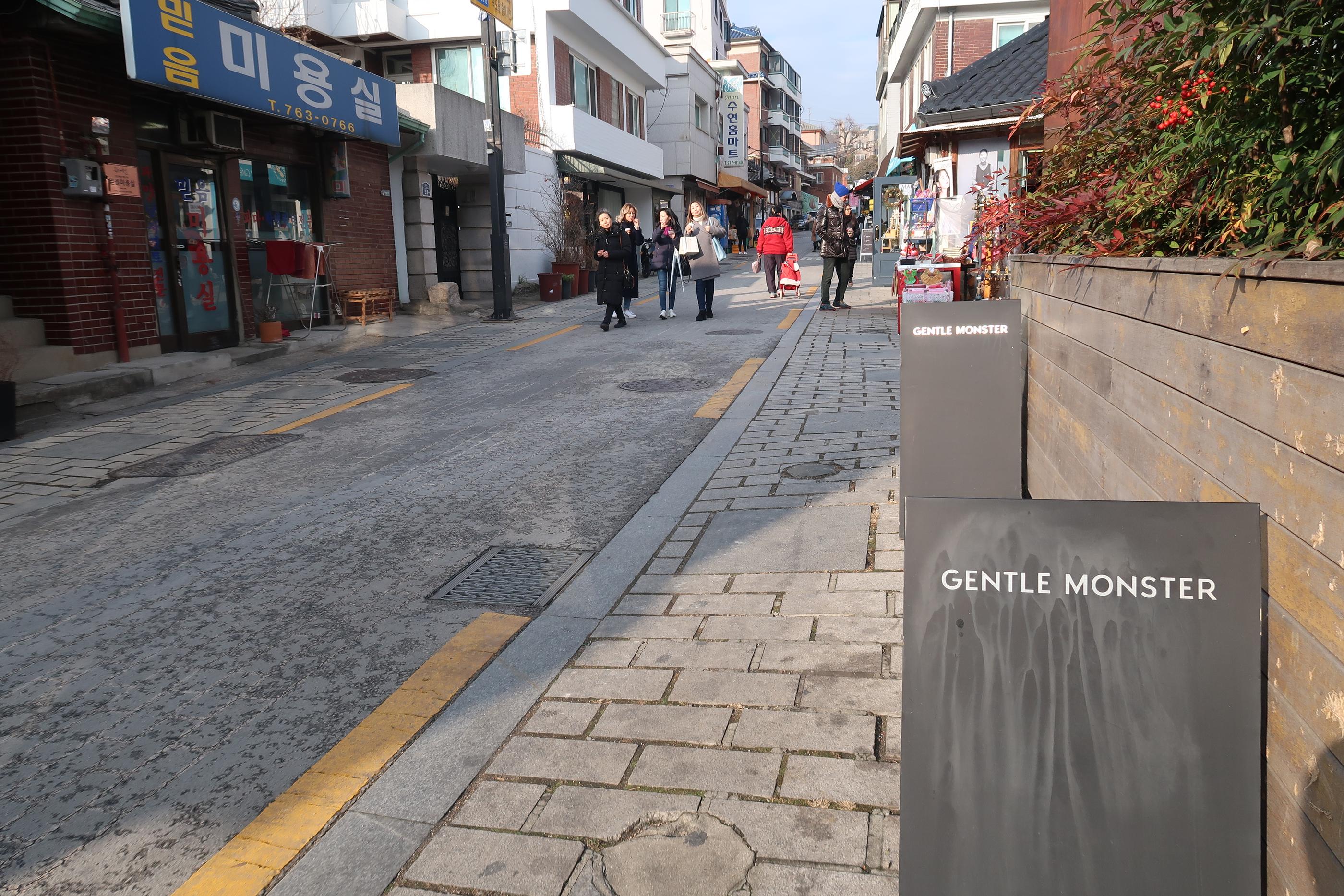 Gentle Monster. Tienda insignia. gafas de sol. gafas ópticas. remodelación de baños. remodelación artística. arte.