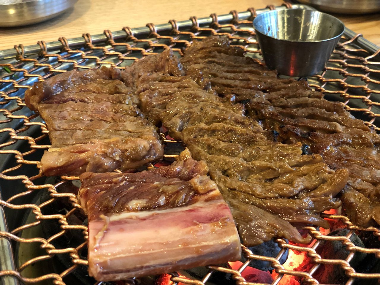 肉がジューシーに焼かれている光景とともに、五道麵屋のグリルでしっかりと仕上げられている。