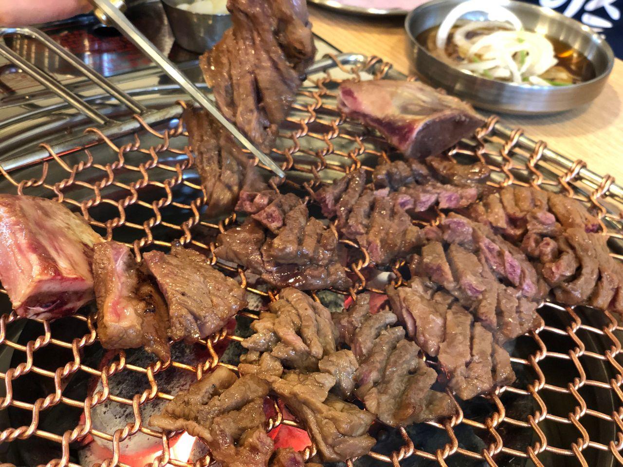 五道麵屋で焼かれる途中のカルビ肉。ジューシーで美味しそうな焼き加減。