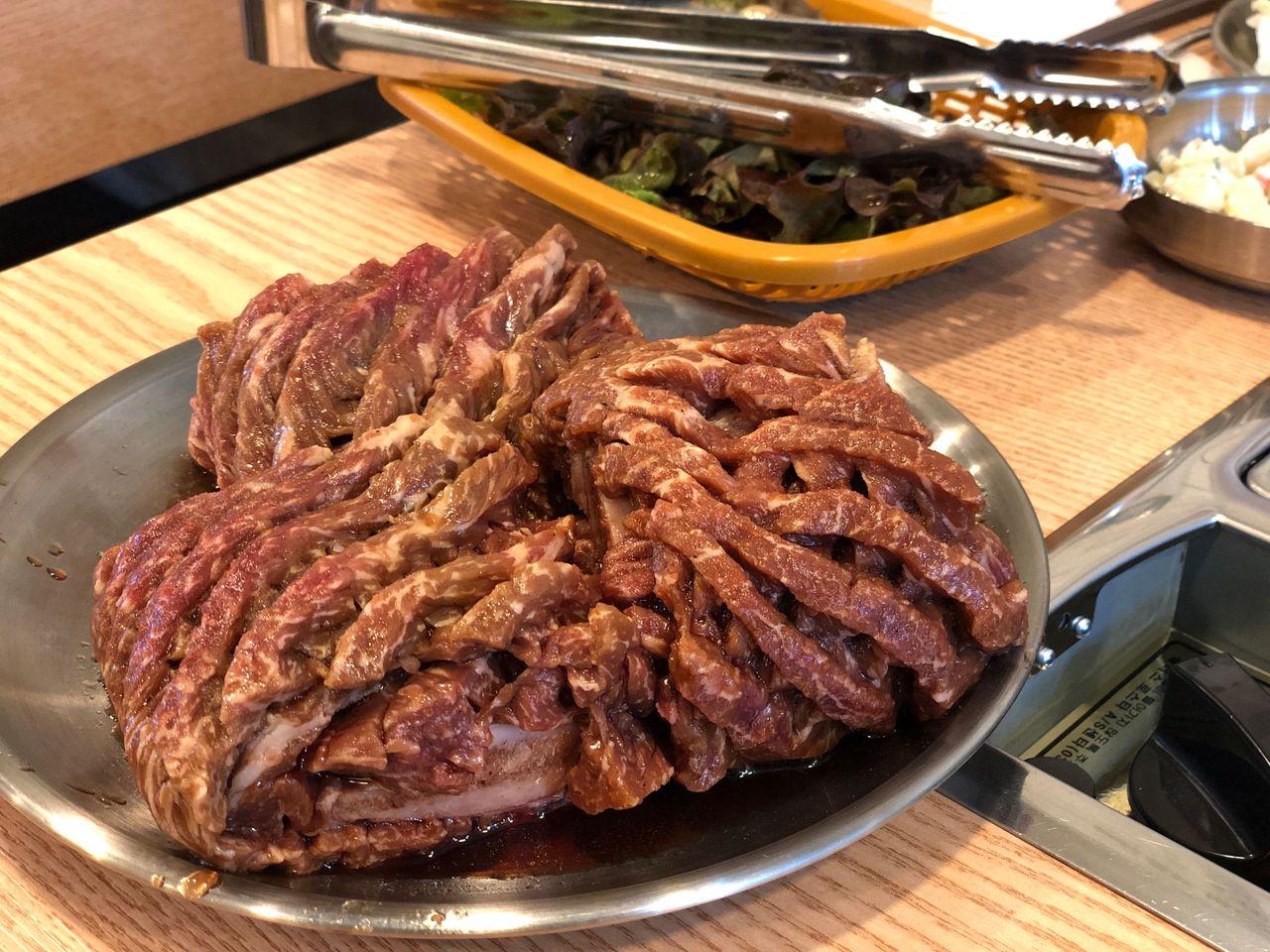 五道麵屋で提供される分厚く切られたカルビ肉。ジュースが豊富で美味しそうに見える。