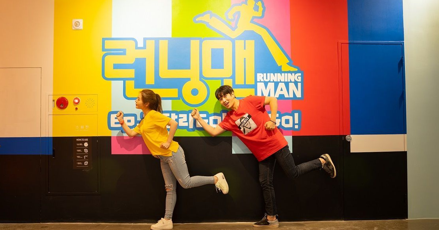 釜山Running Man體驗館的展示牆，色彩鮮豔的背景設計，吸引參觀者。