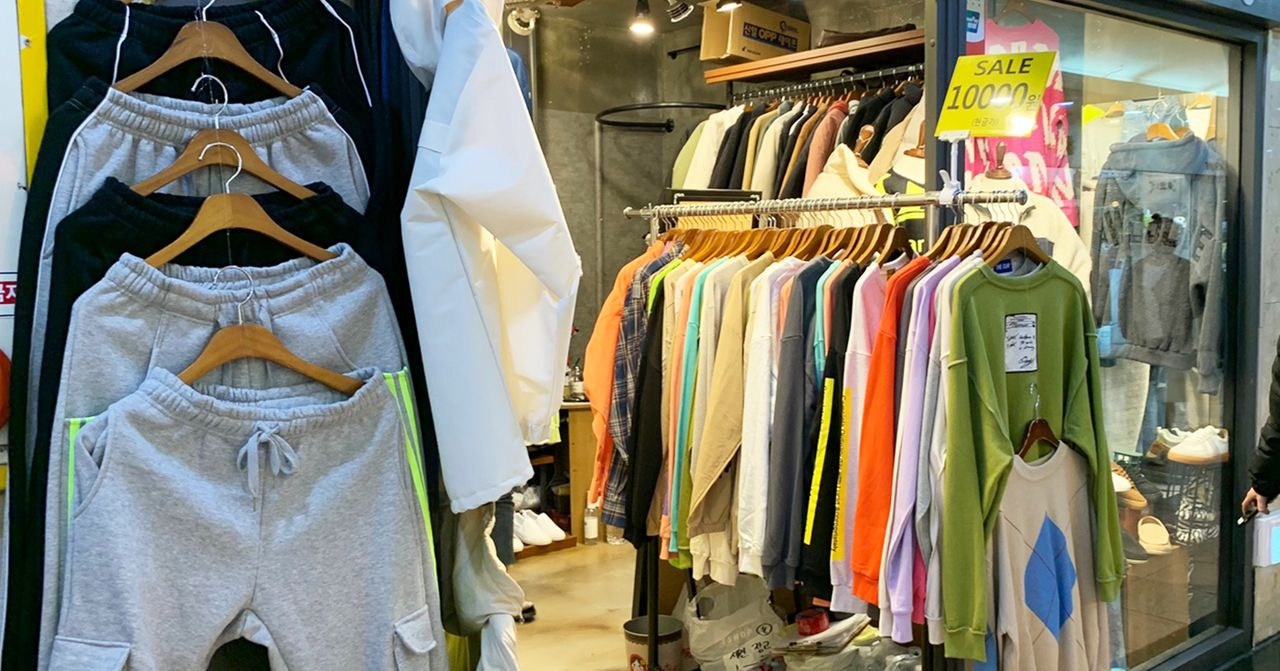 釜山西面地下街的實拍照片，排列整齊的服飾和店鋪吸引購物者的目光。